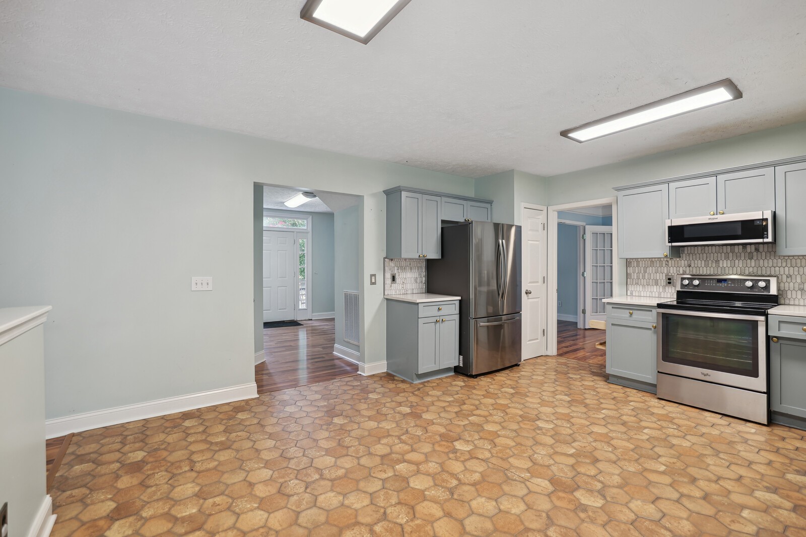 134 Walton Trce, S