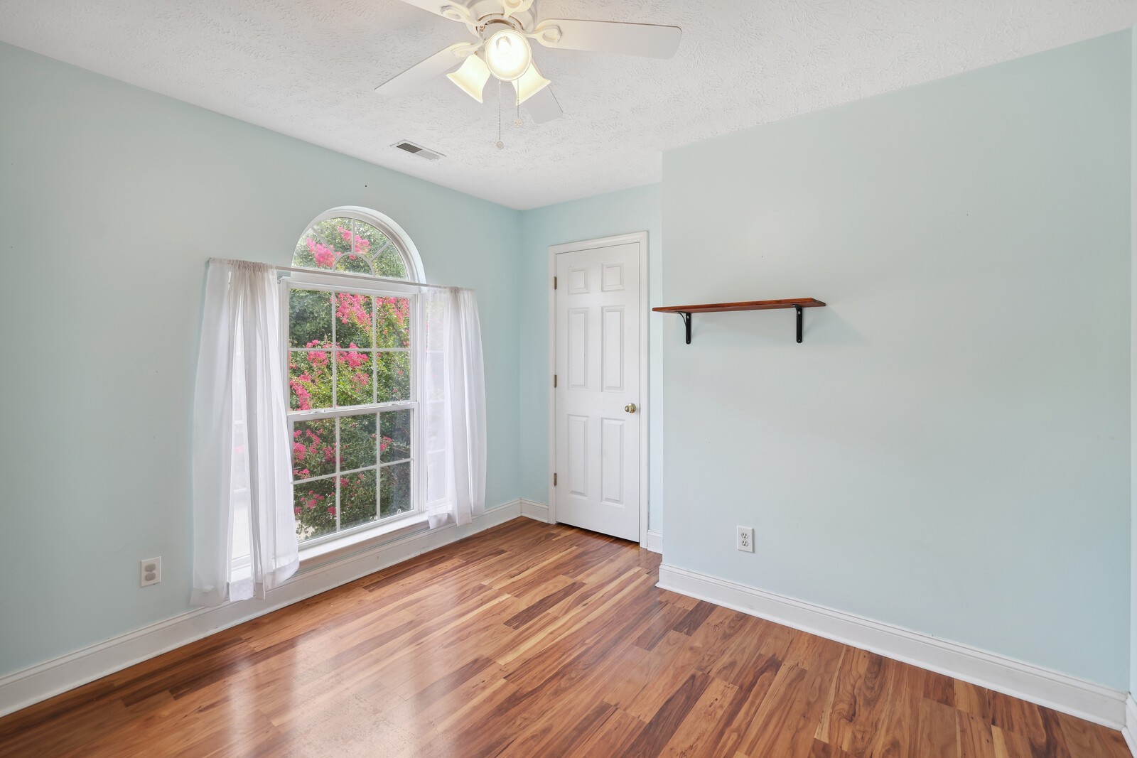 134 Walton Trce, S
