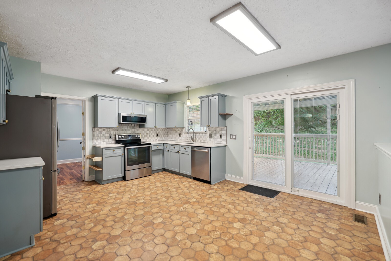 134 Walton Trce, S