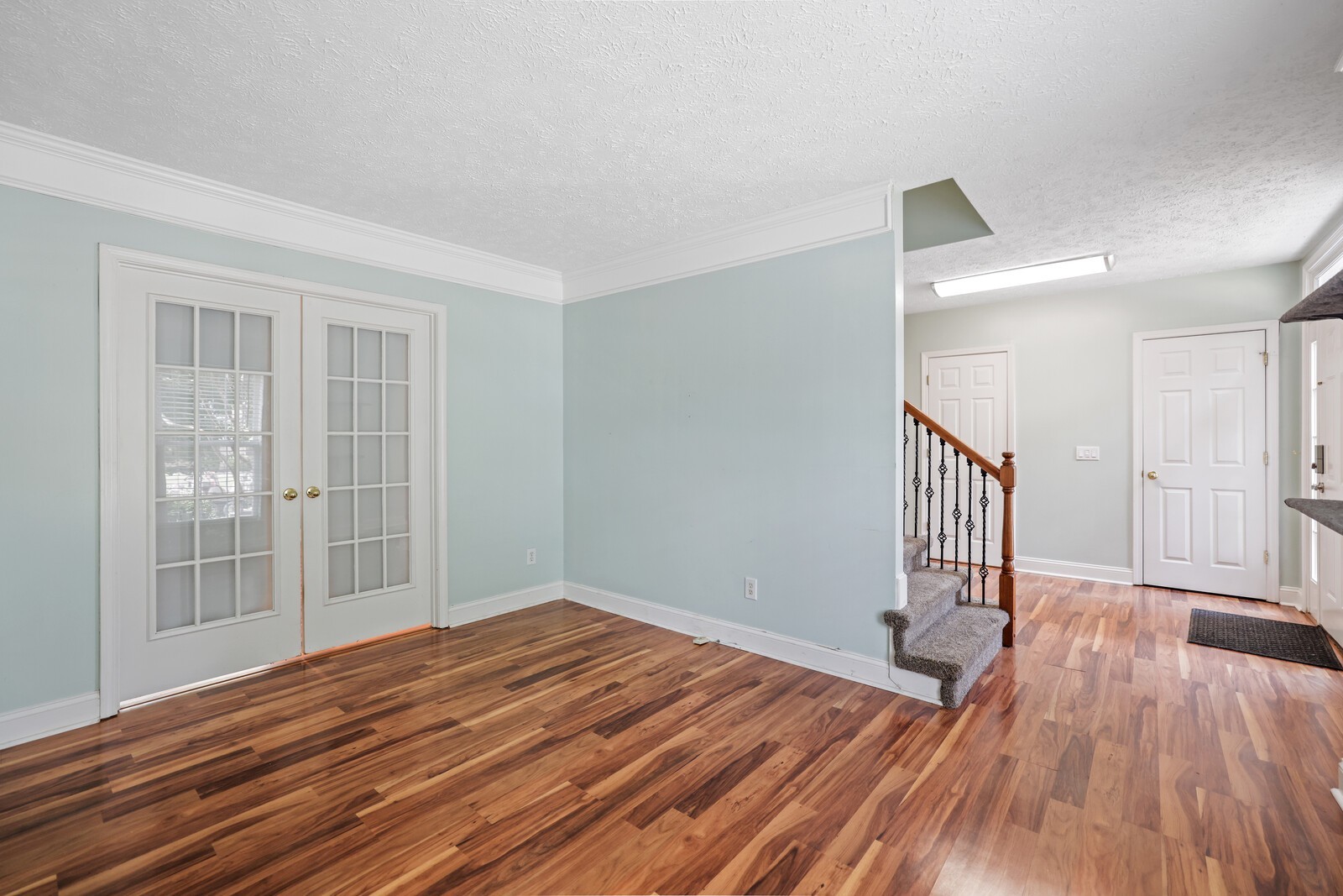134 Walton Trce, S