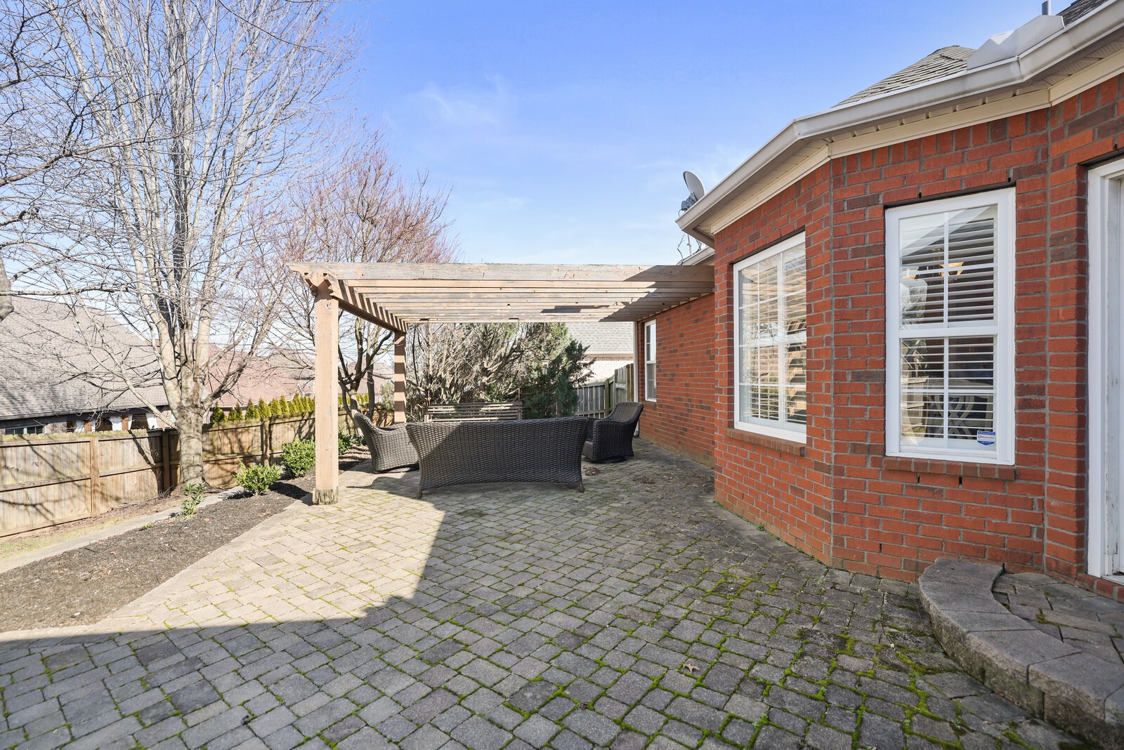 1084 Nealcrest Cir