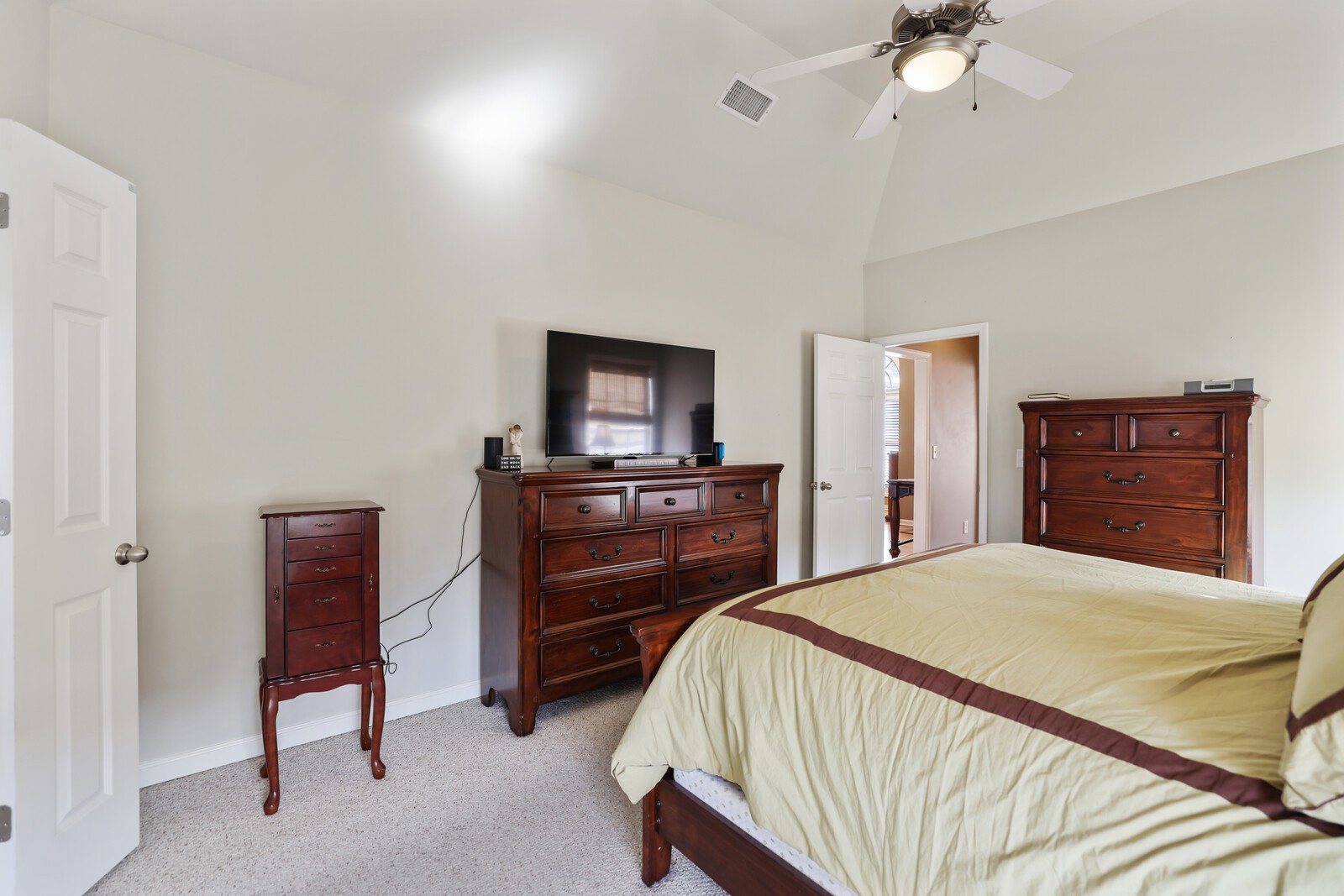 1084 Nealcrest Cir