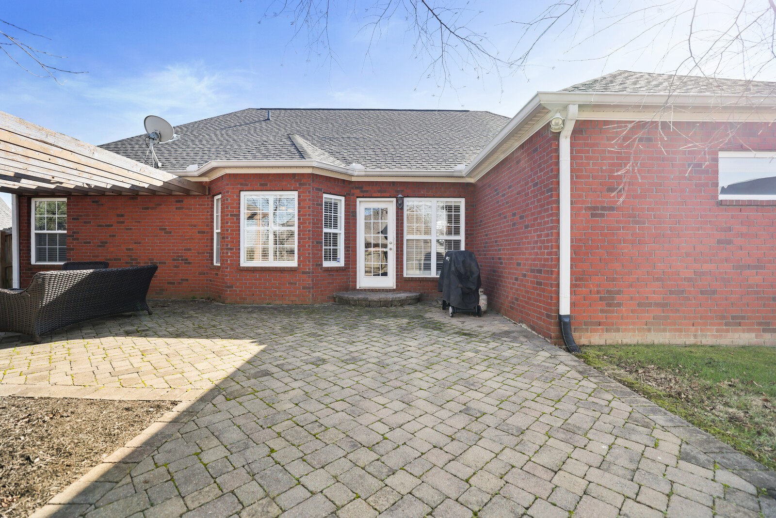 1084 Nealcrest Cir