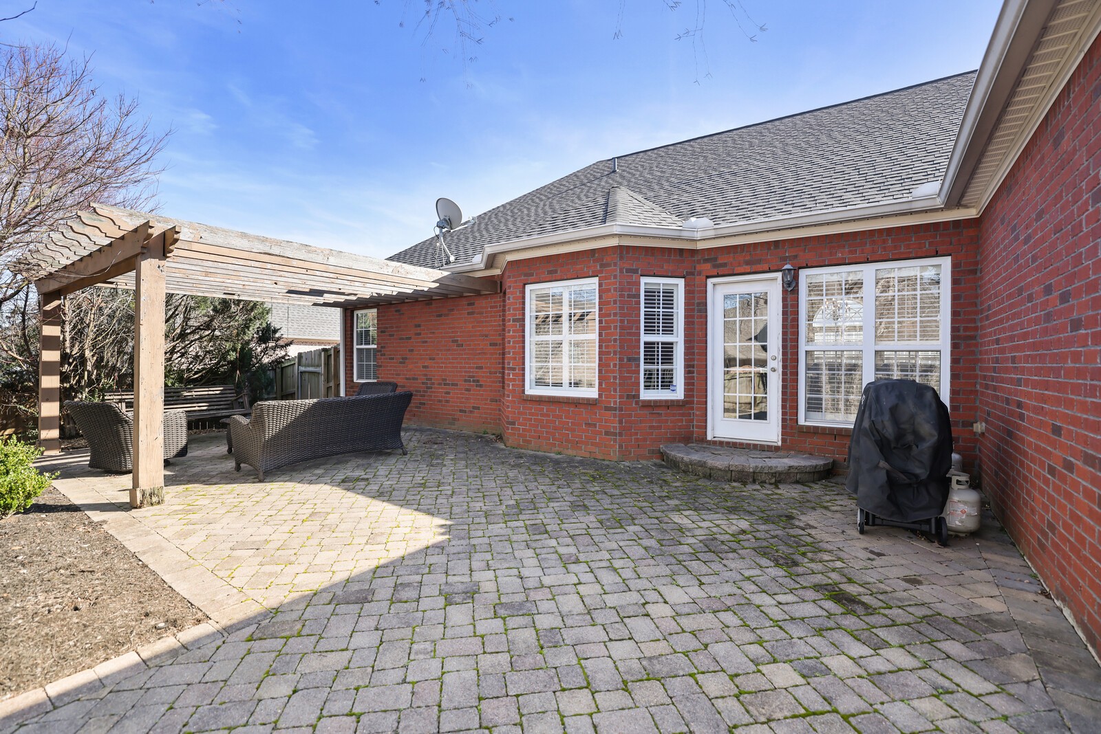 1084 Nealcrest Cir