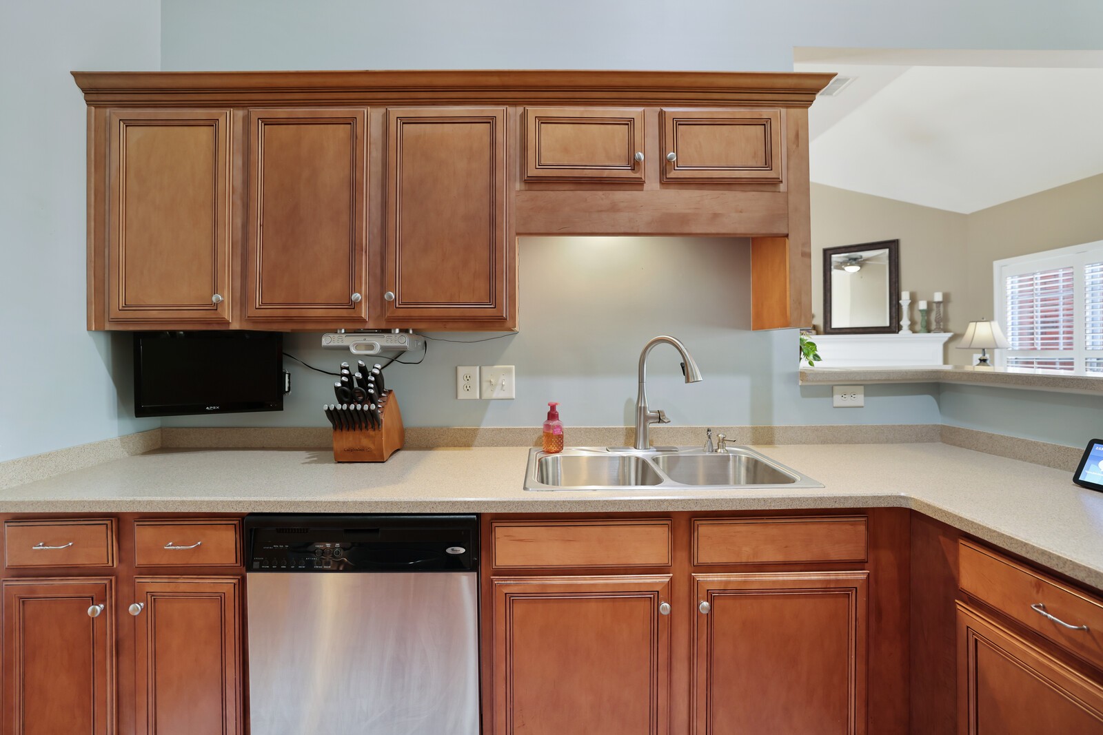 1084 Nealcrest Cir