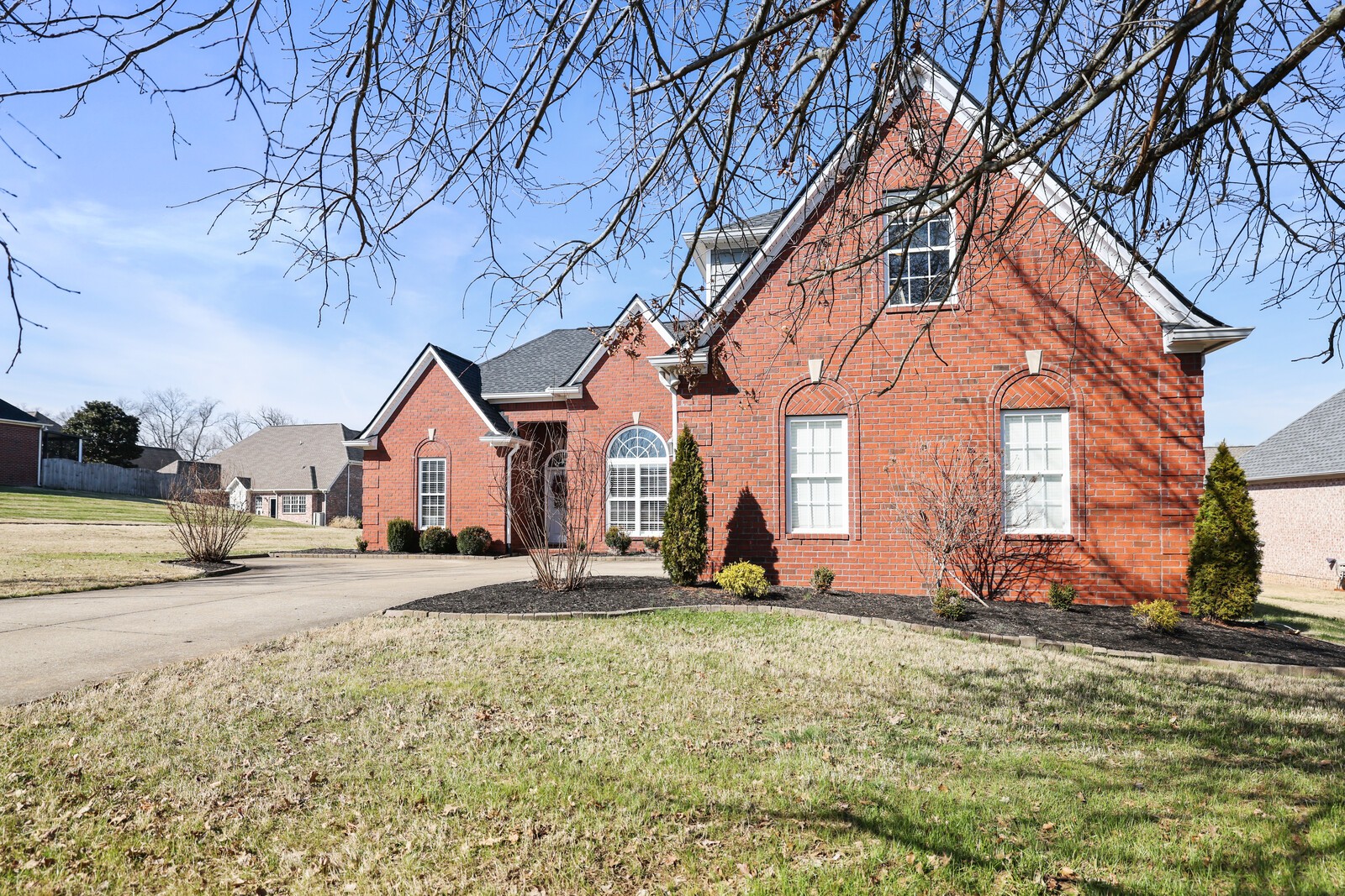 1084 Nealcrest Cir