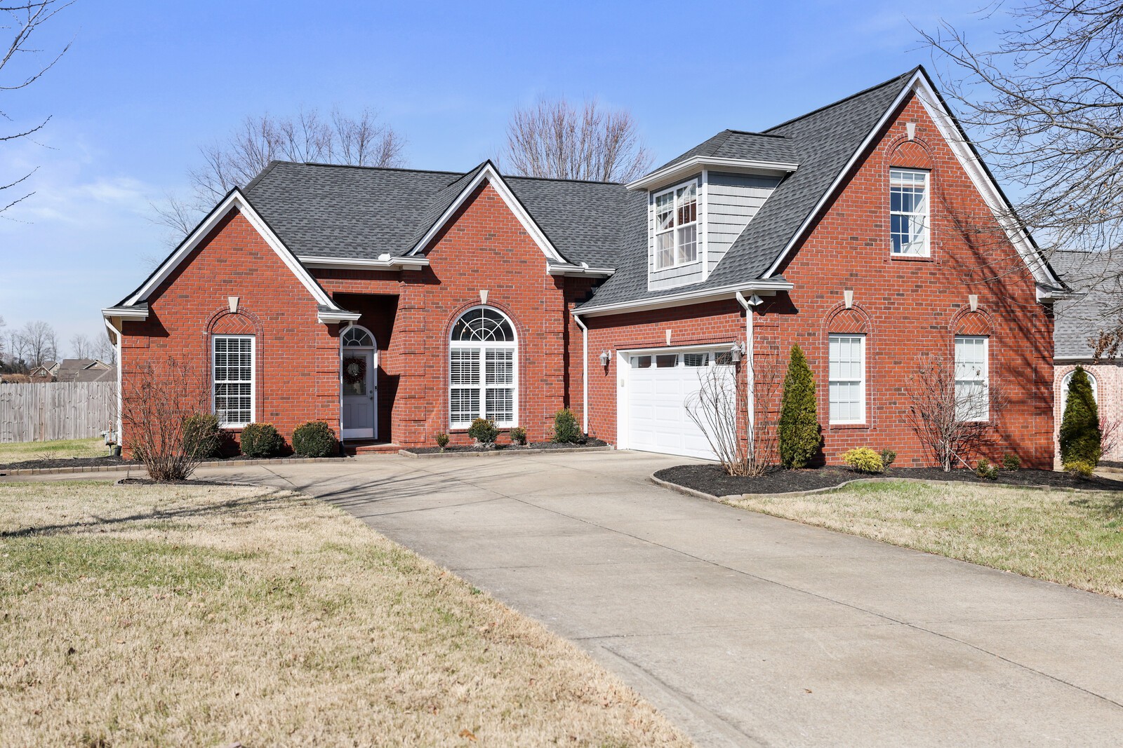 1084 Nealcrest Cir