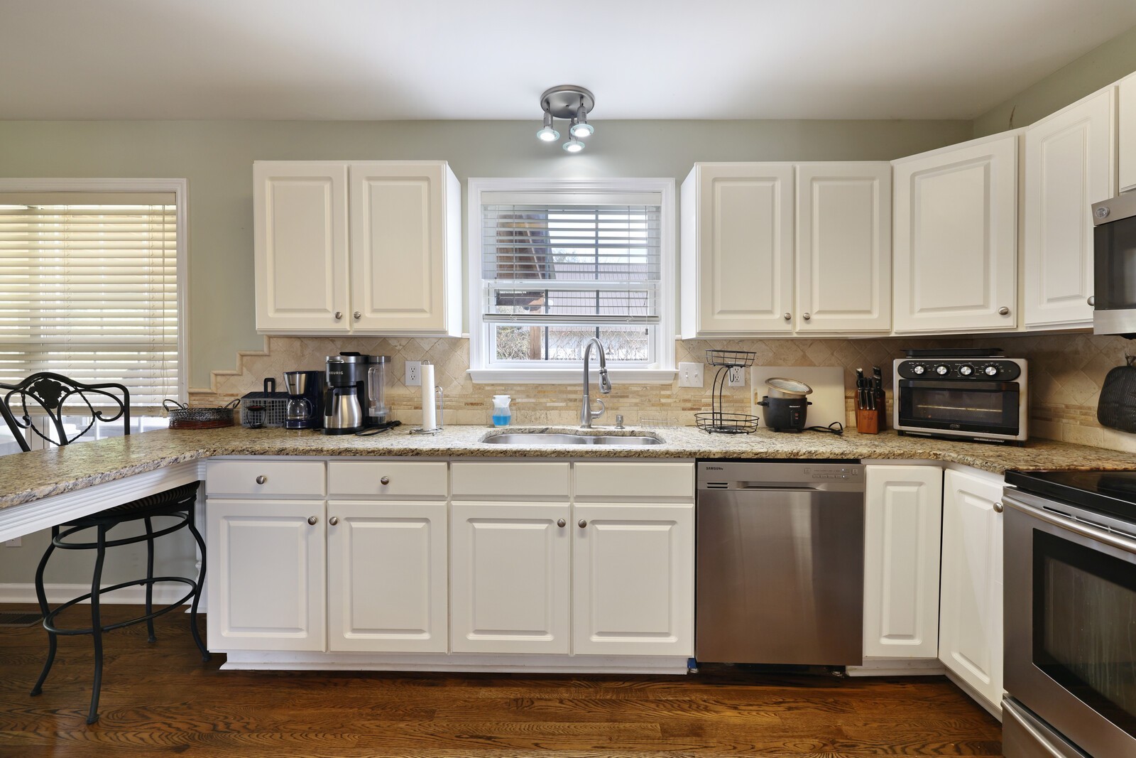 1128 Carriage Park Dr