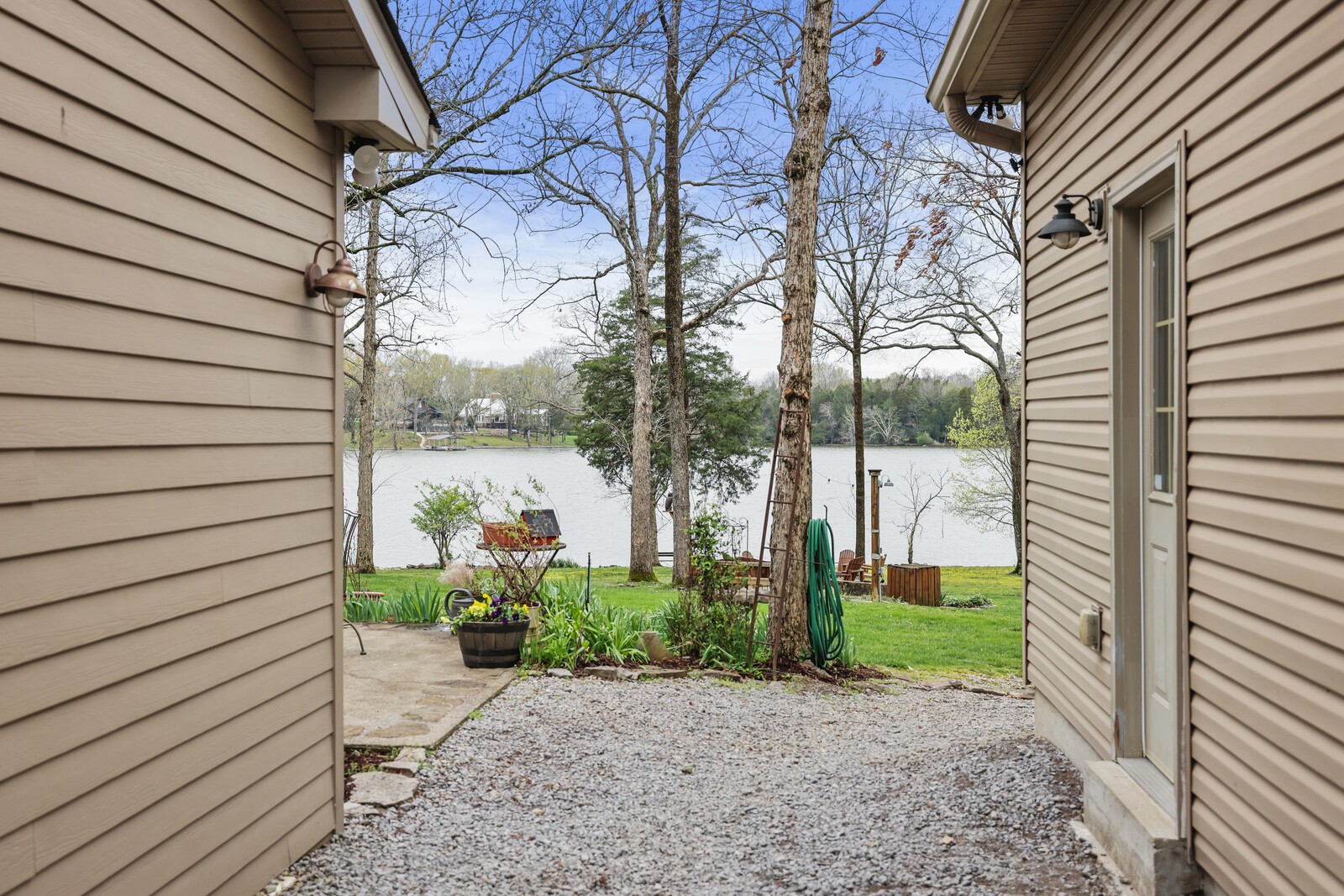 2041 Sanford Dr