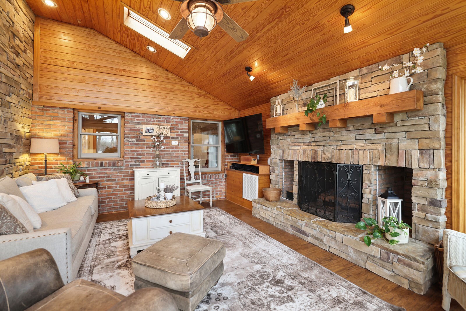 2041 Sanford Dr