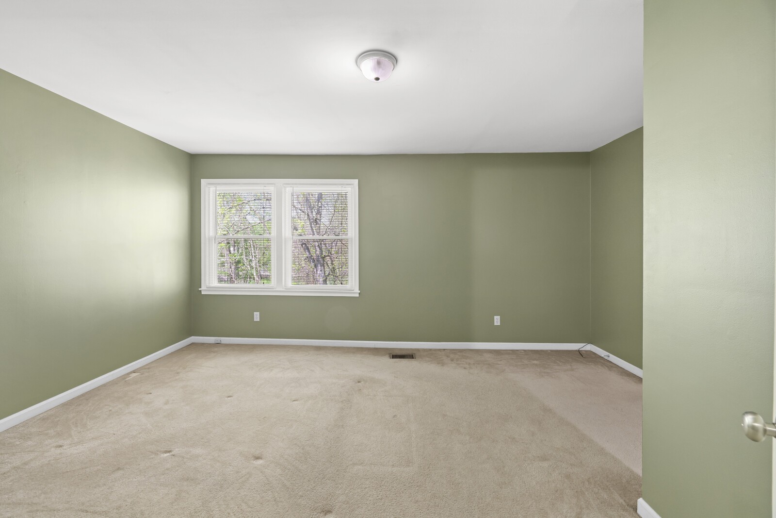412 Woodsman Ct