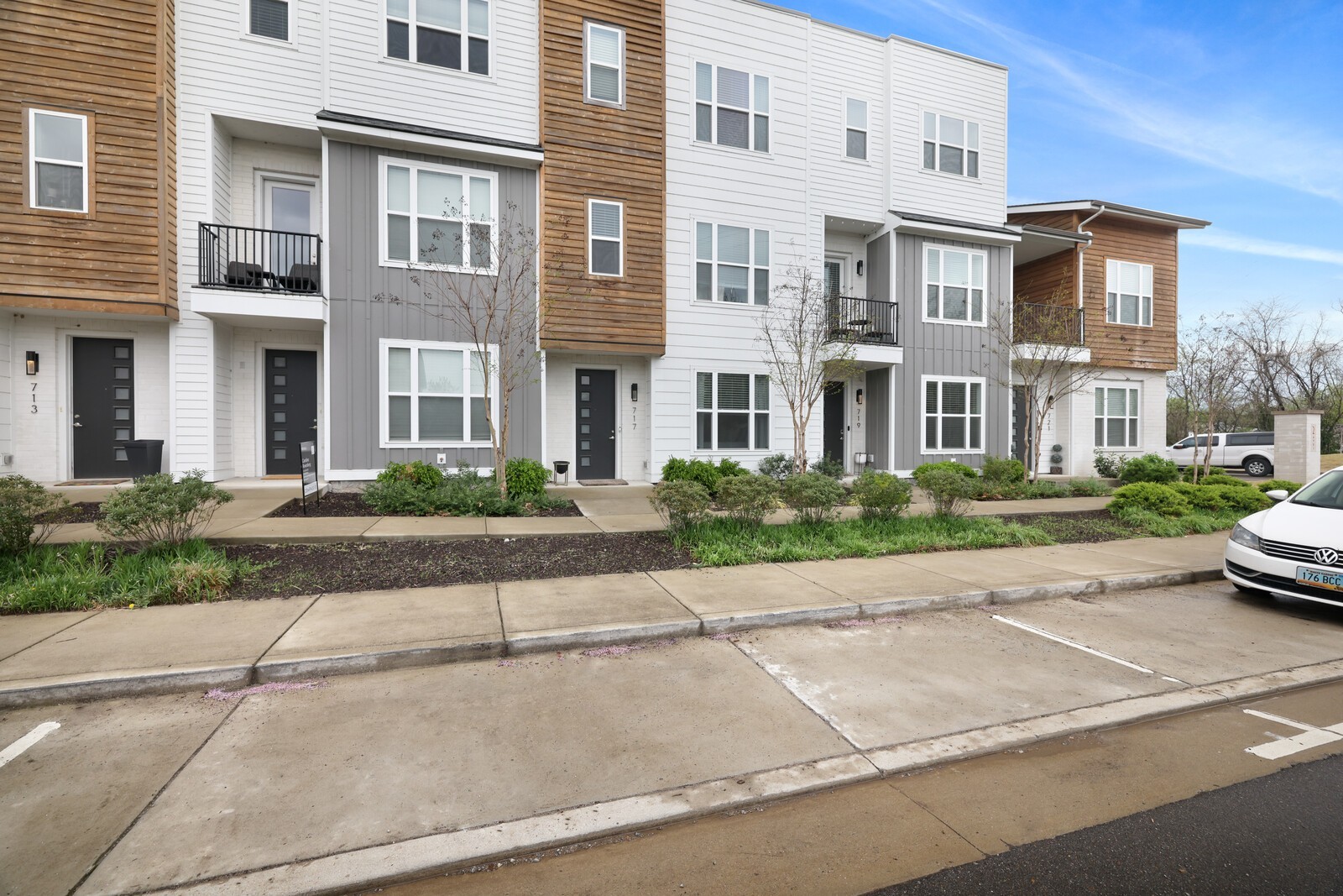 717 Vernon Ave