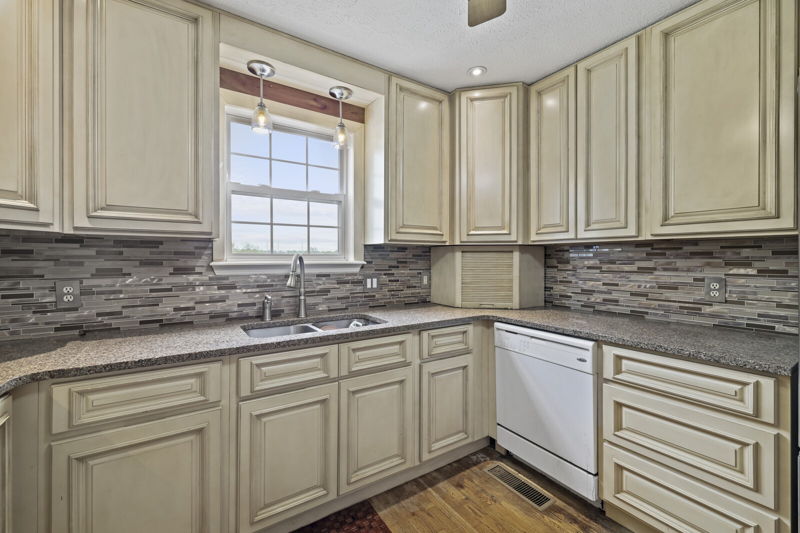 672 Old Snow Hill Rd
