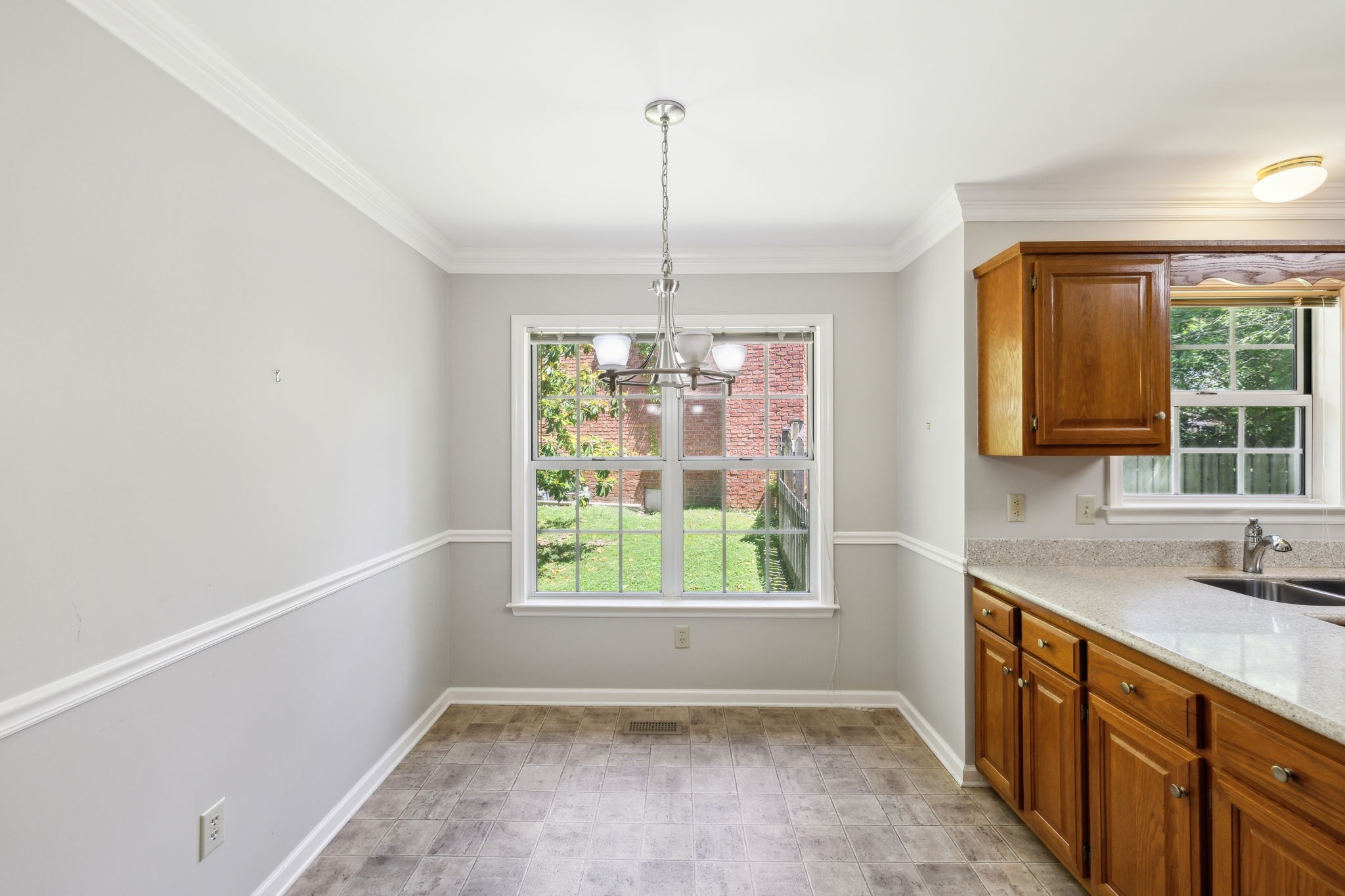 4348 Oakcrest Ln