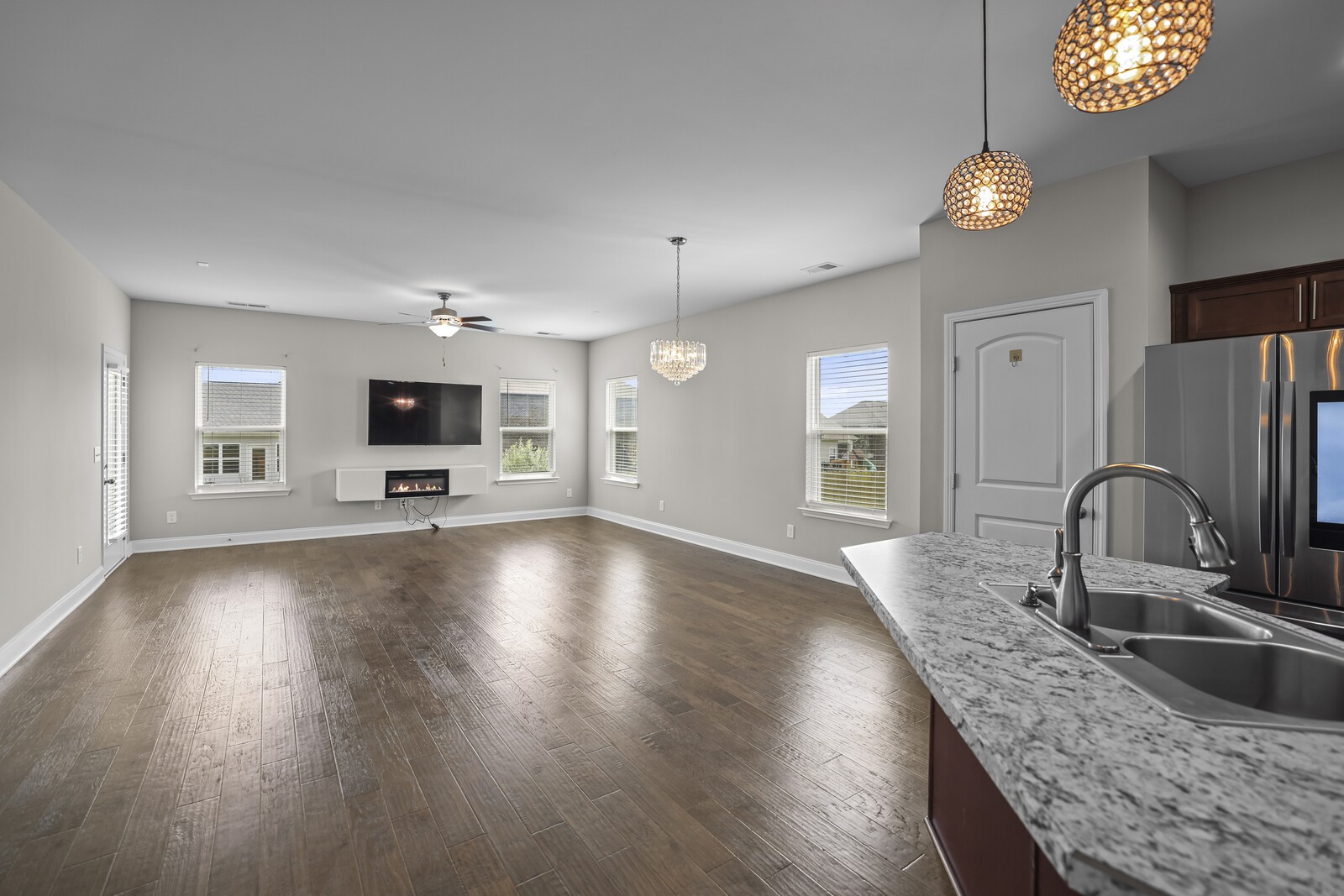 1009 Ellington Dr