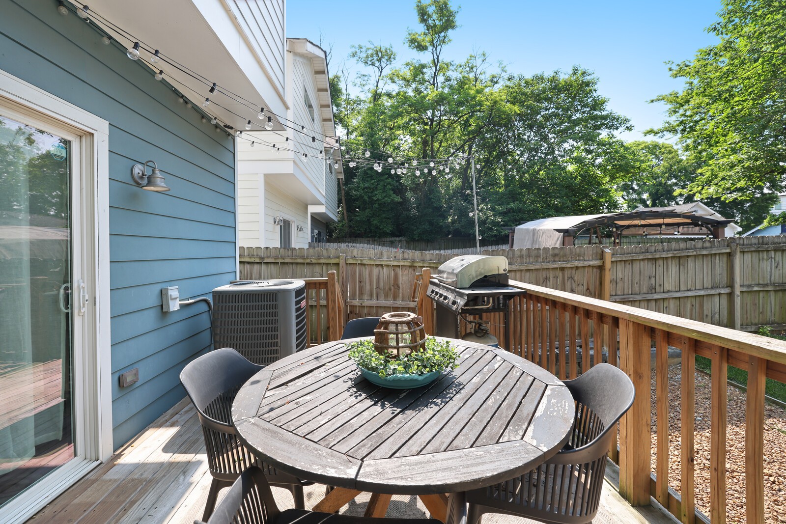 1042 Zophi St