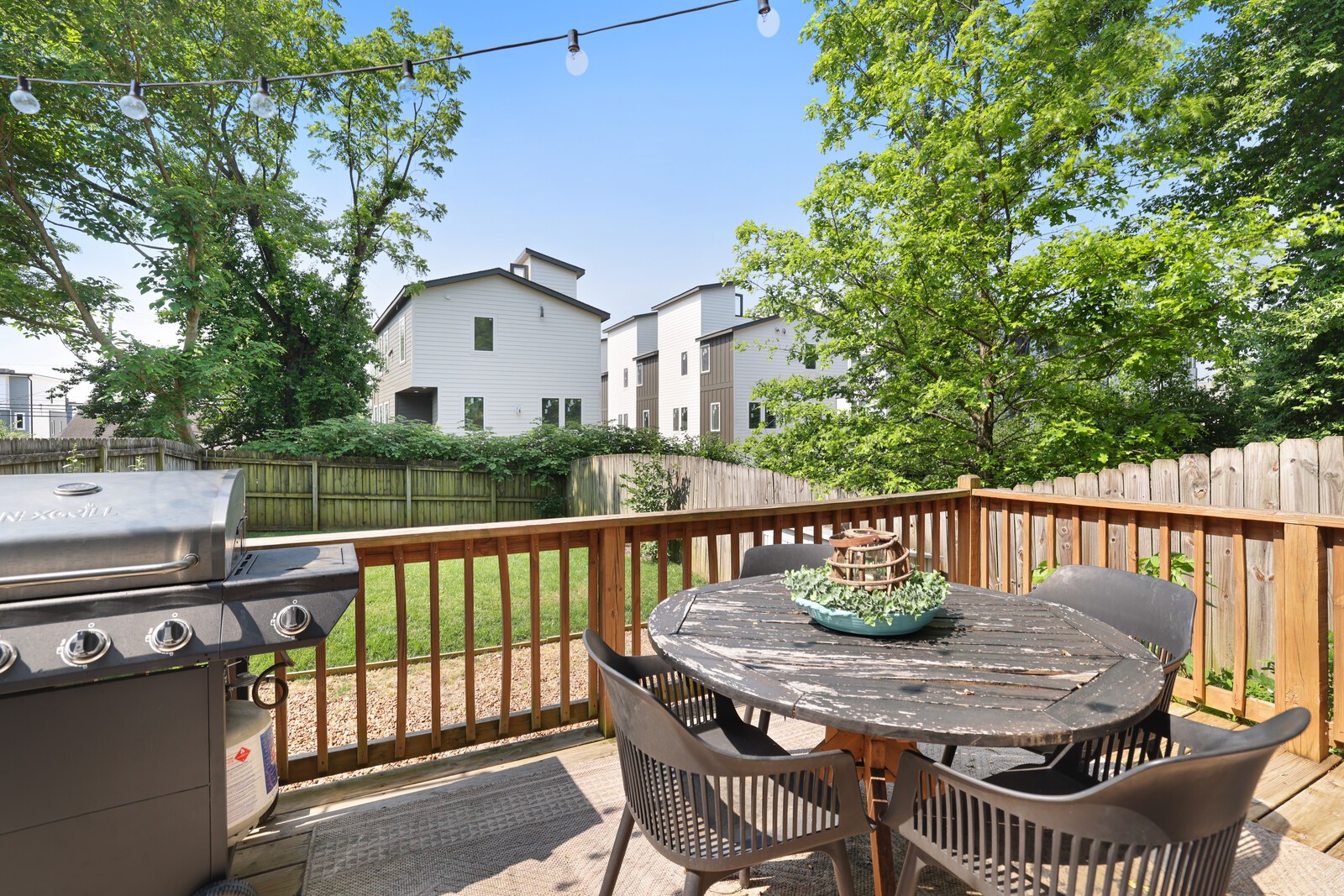 1042 Zophi St