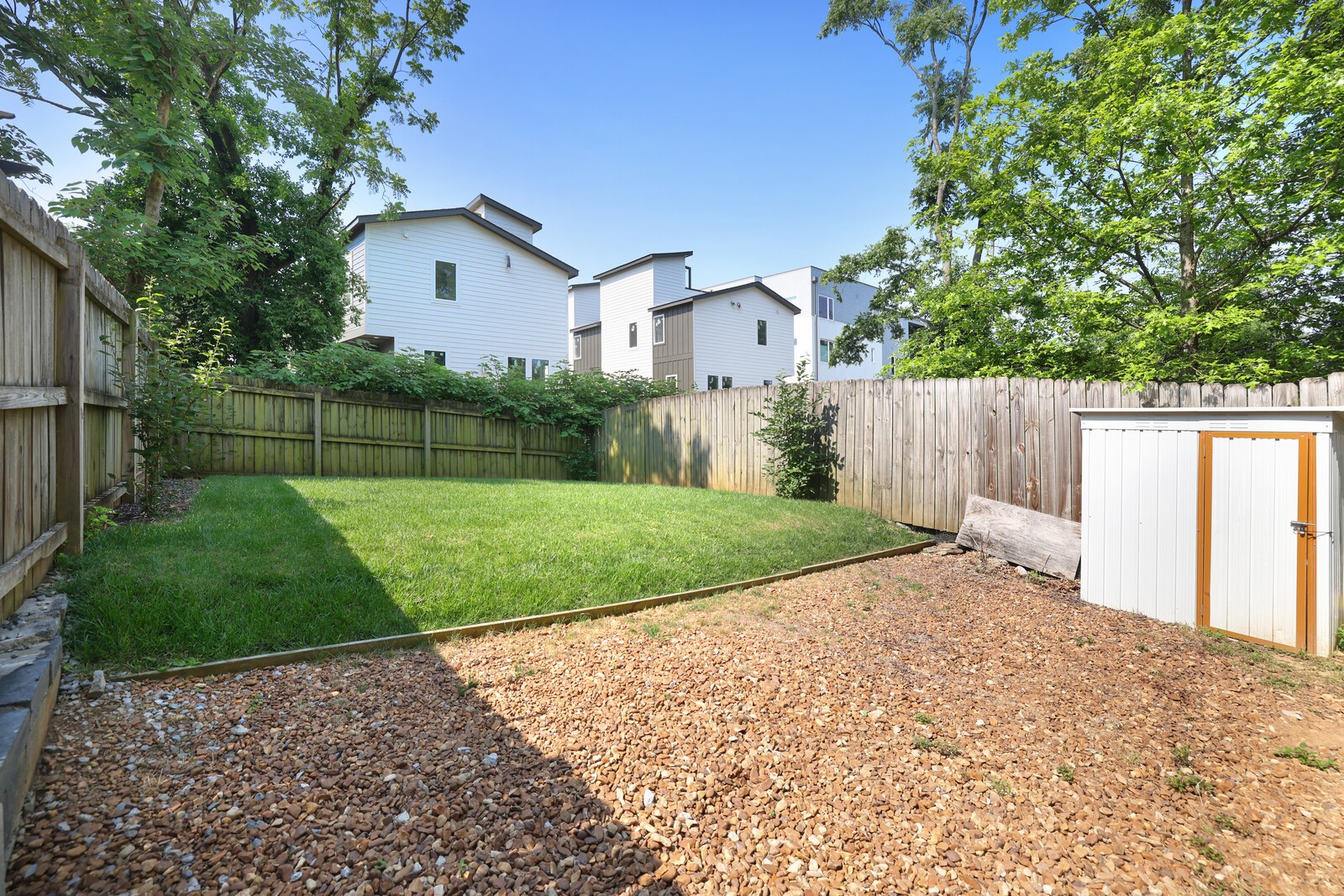 1042 Zophi St