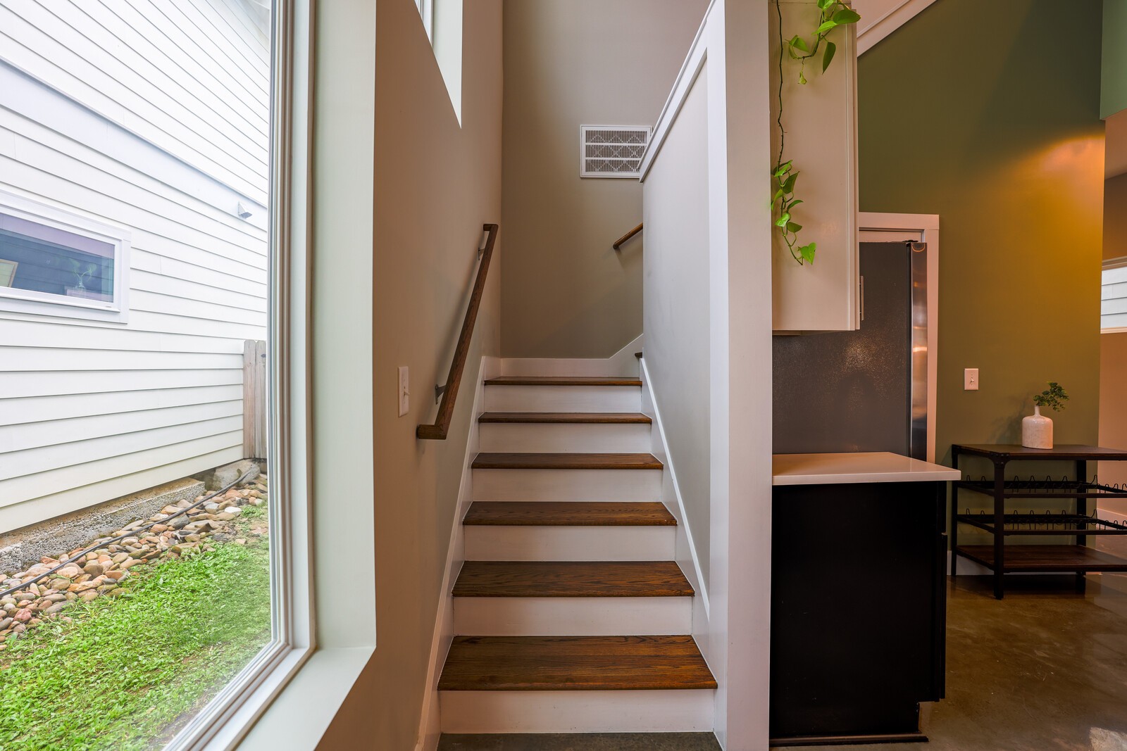 1042 Zophi St