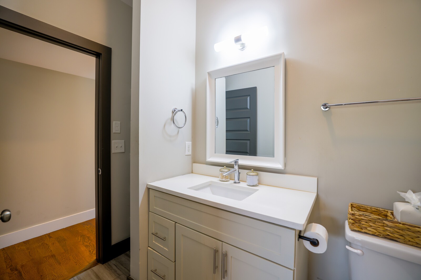 1042 Zophi St