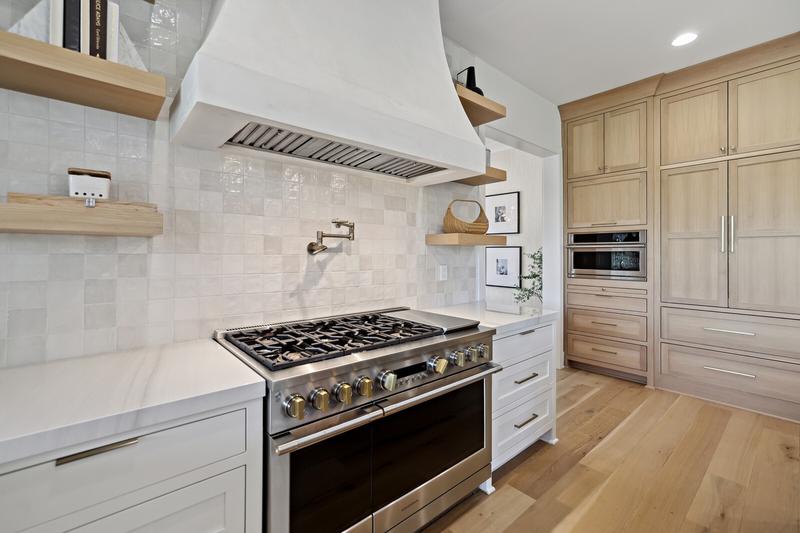 4720 Edwardian Trce