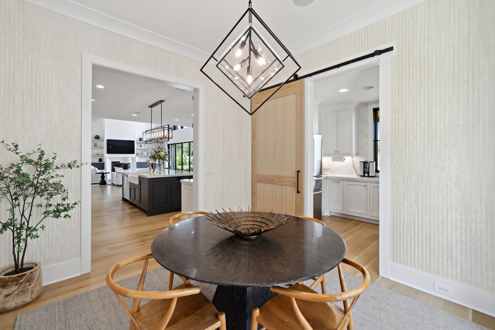 4720 Edwardian Trce