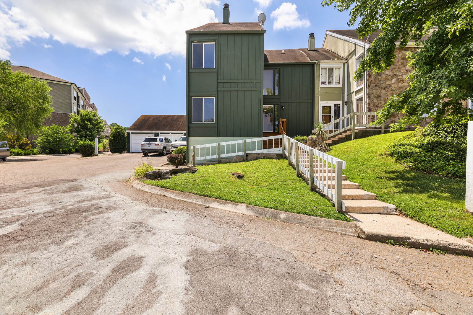 204 Raintree Dr