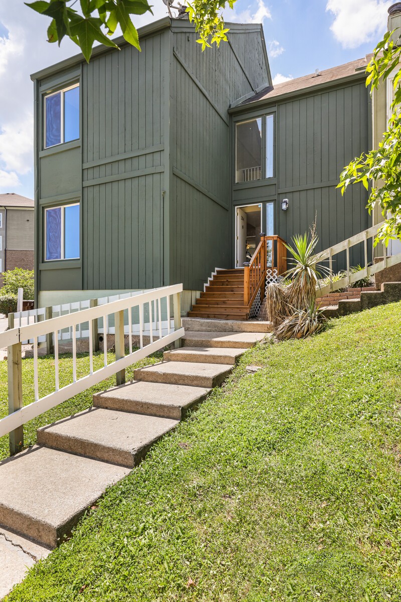 204 Raintree Dr