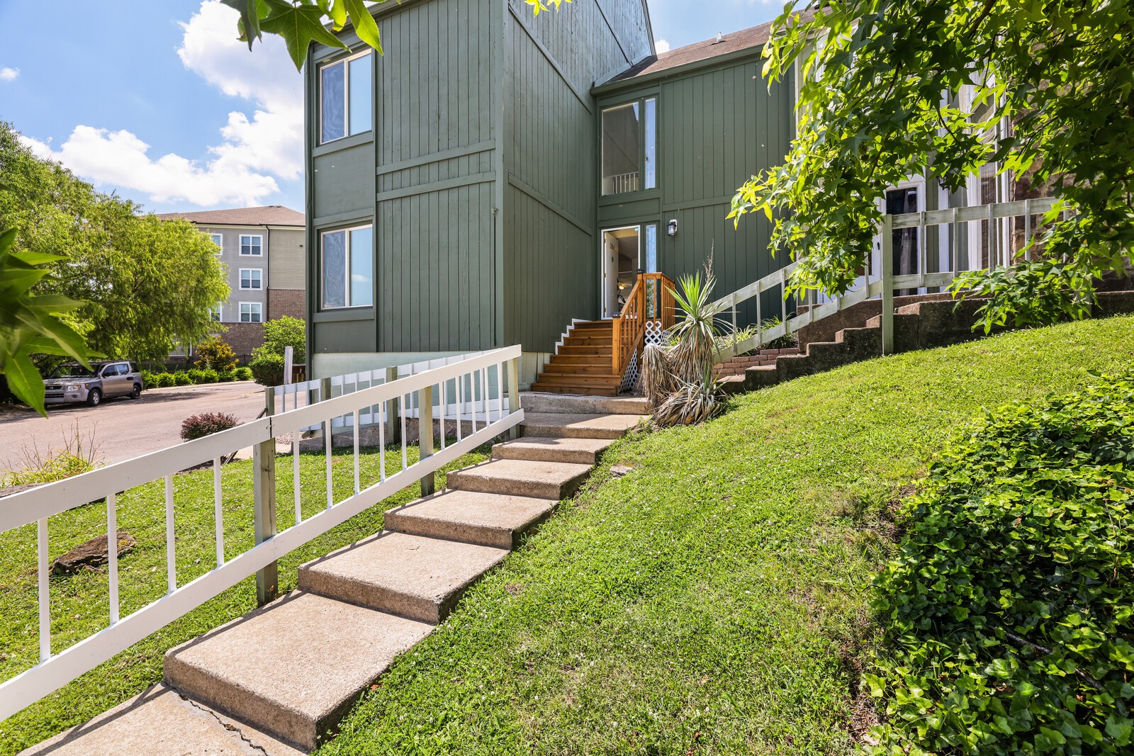 204 Raintree Dr