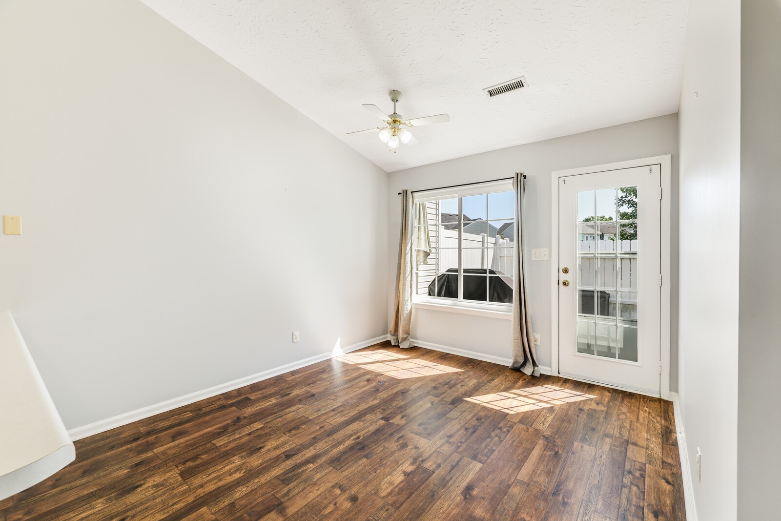 608 Seaford Ct
