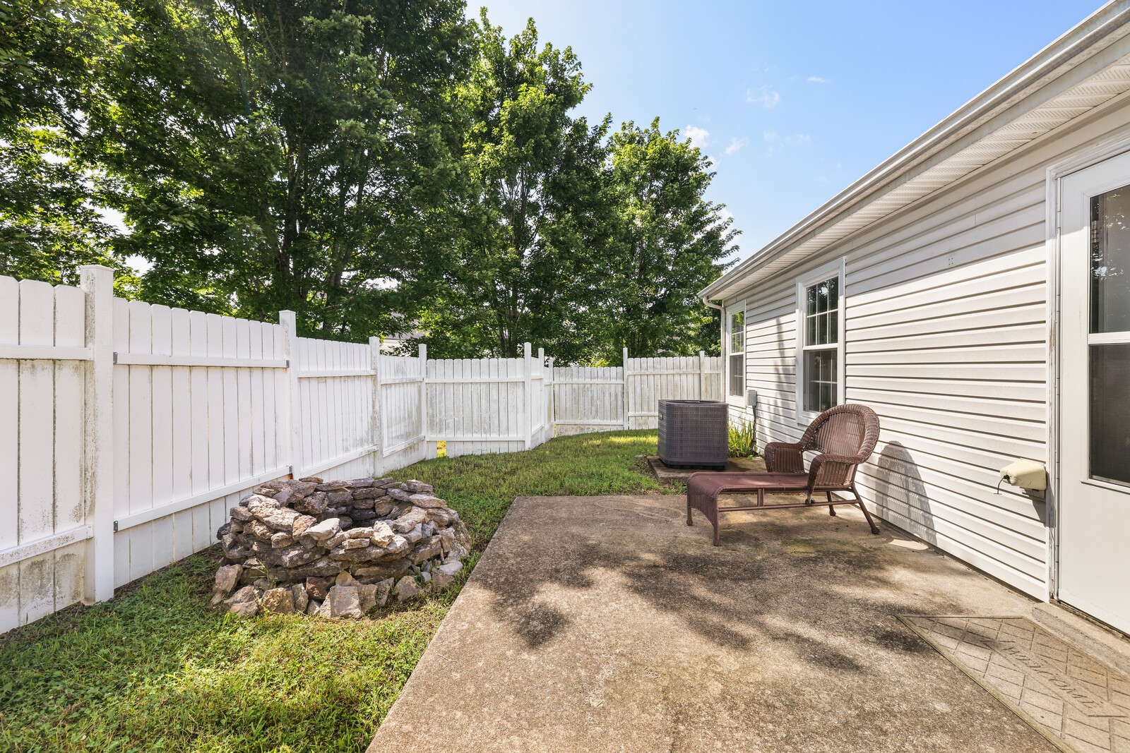 608 Seaford Ct