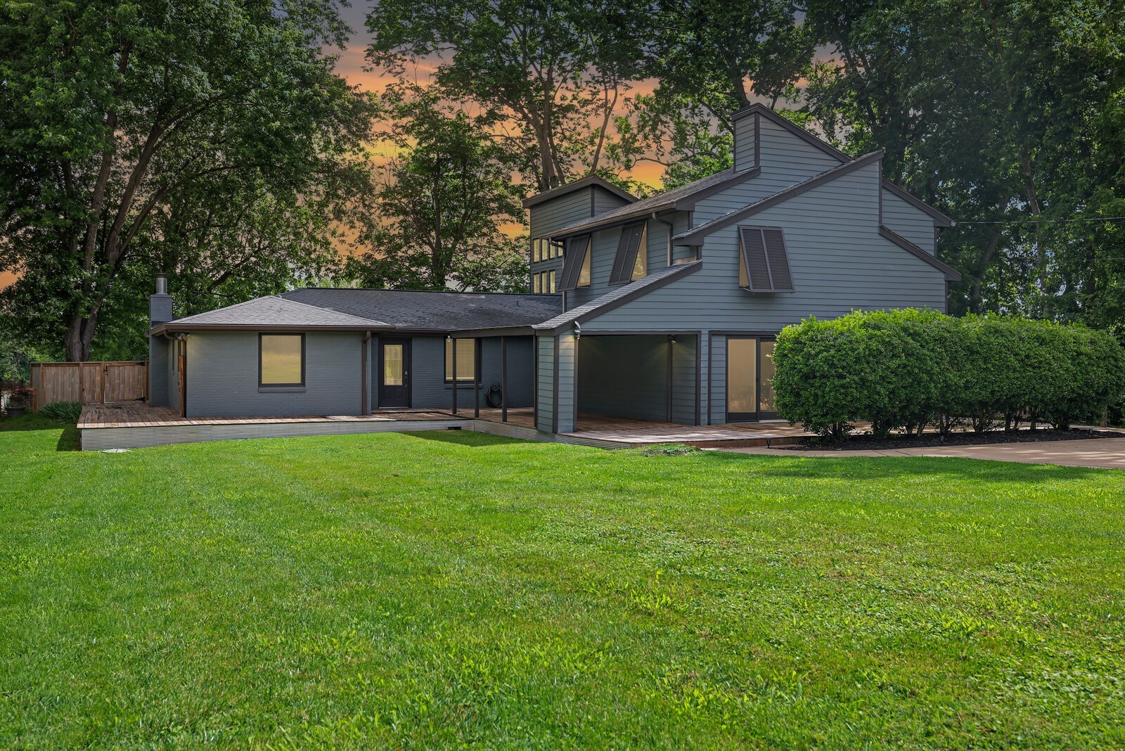 6621 River View Dr