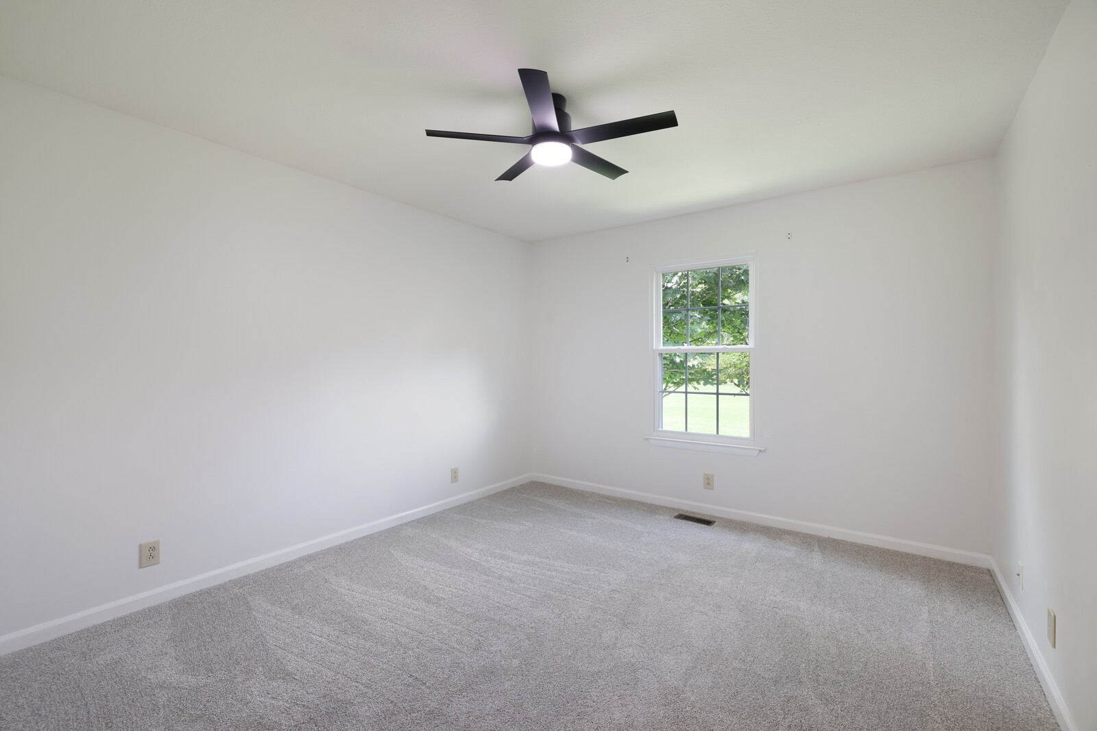 1049 Everett Dr