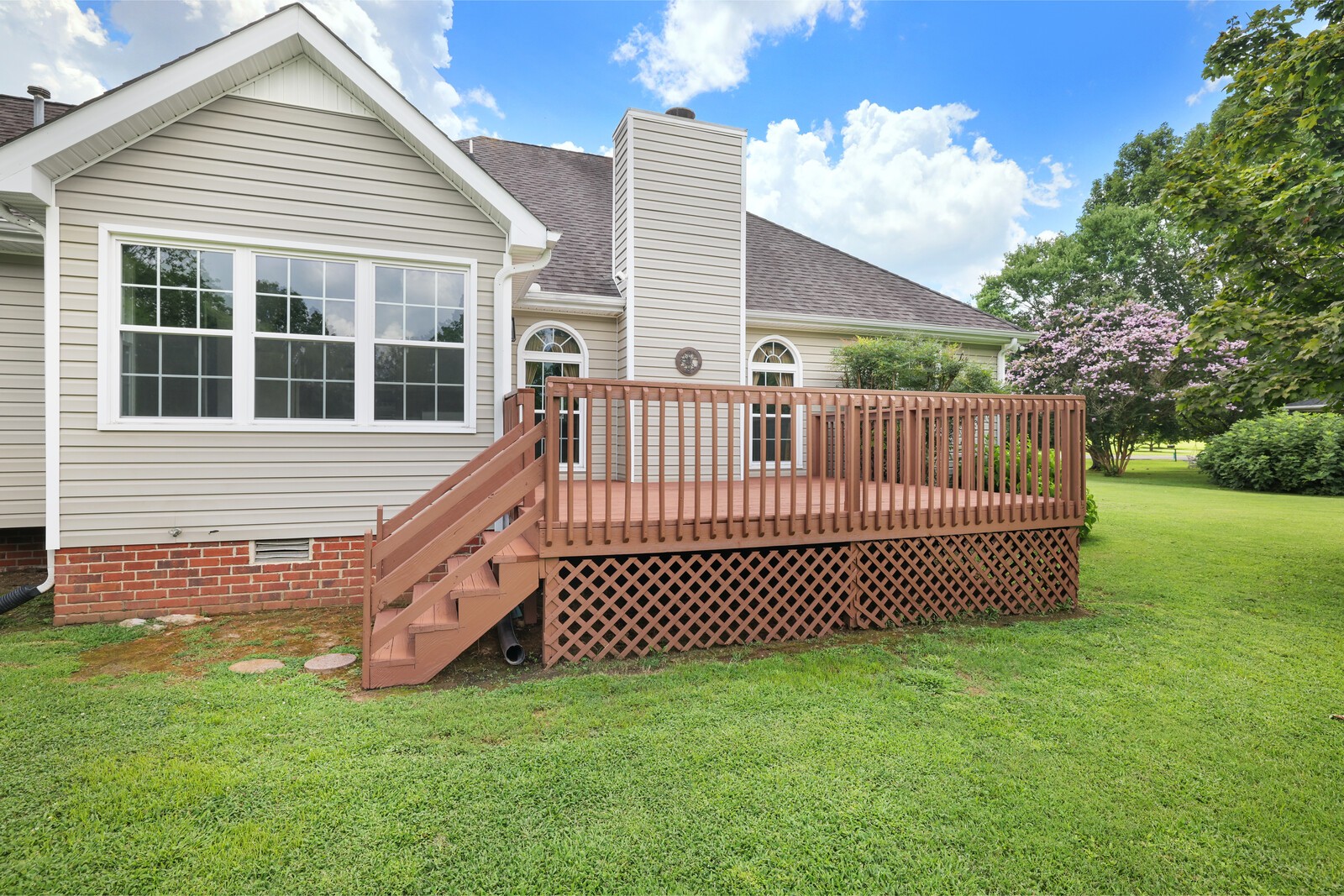 1049 Everett Dr