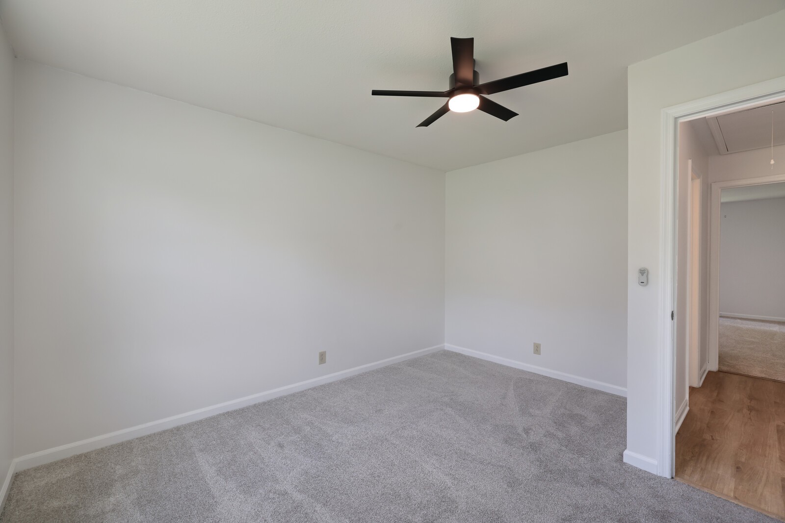 1049 Everett Dr