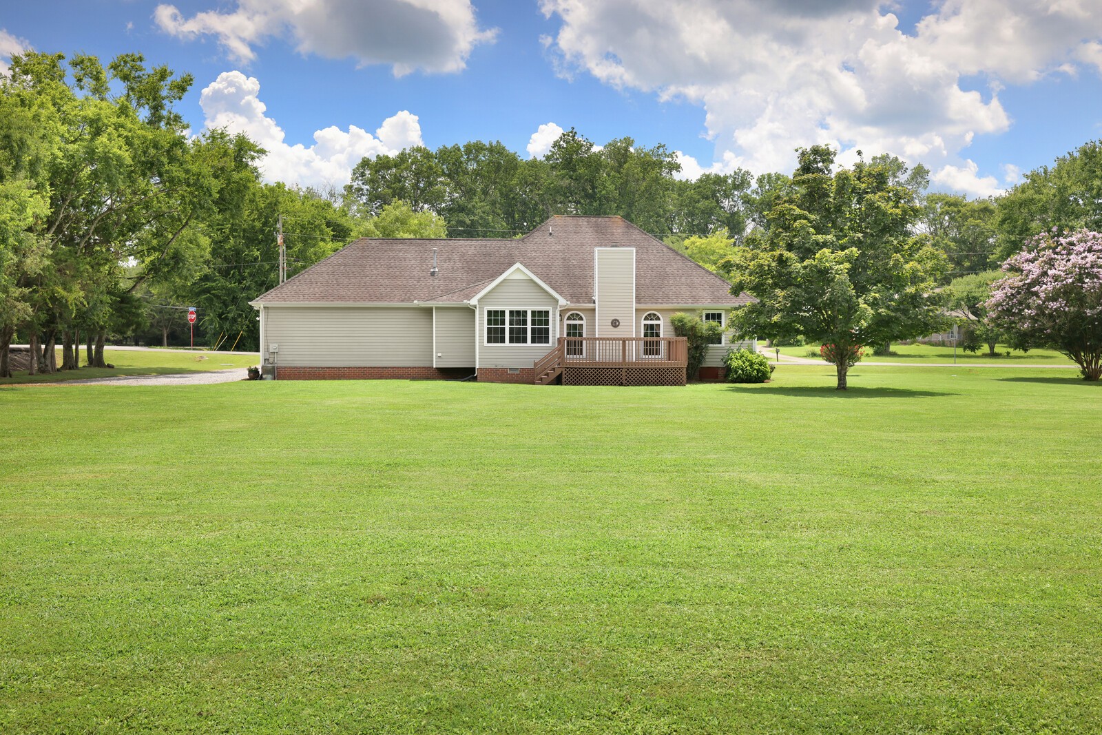 1049 Everett Dr