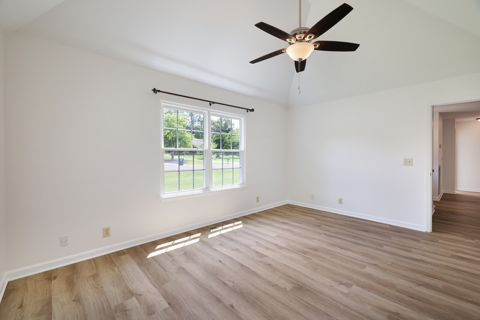 1049 Everett Dr