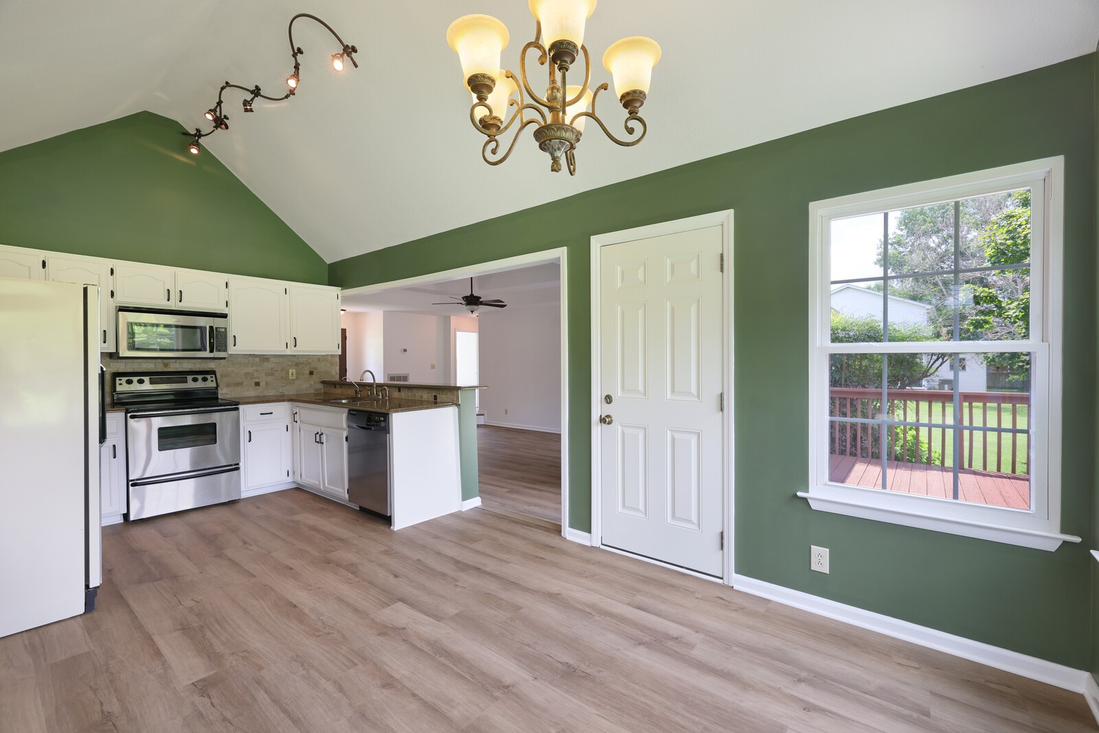 1049 Everett Dr