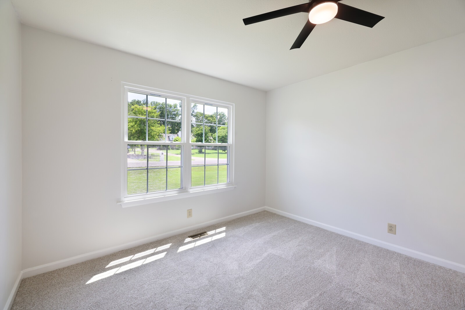 1049 Everett Dr