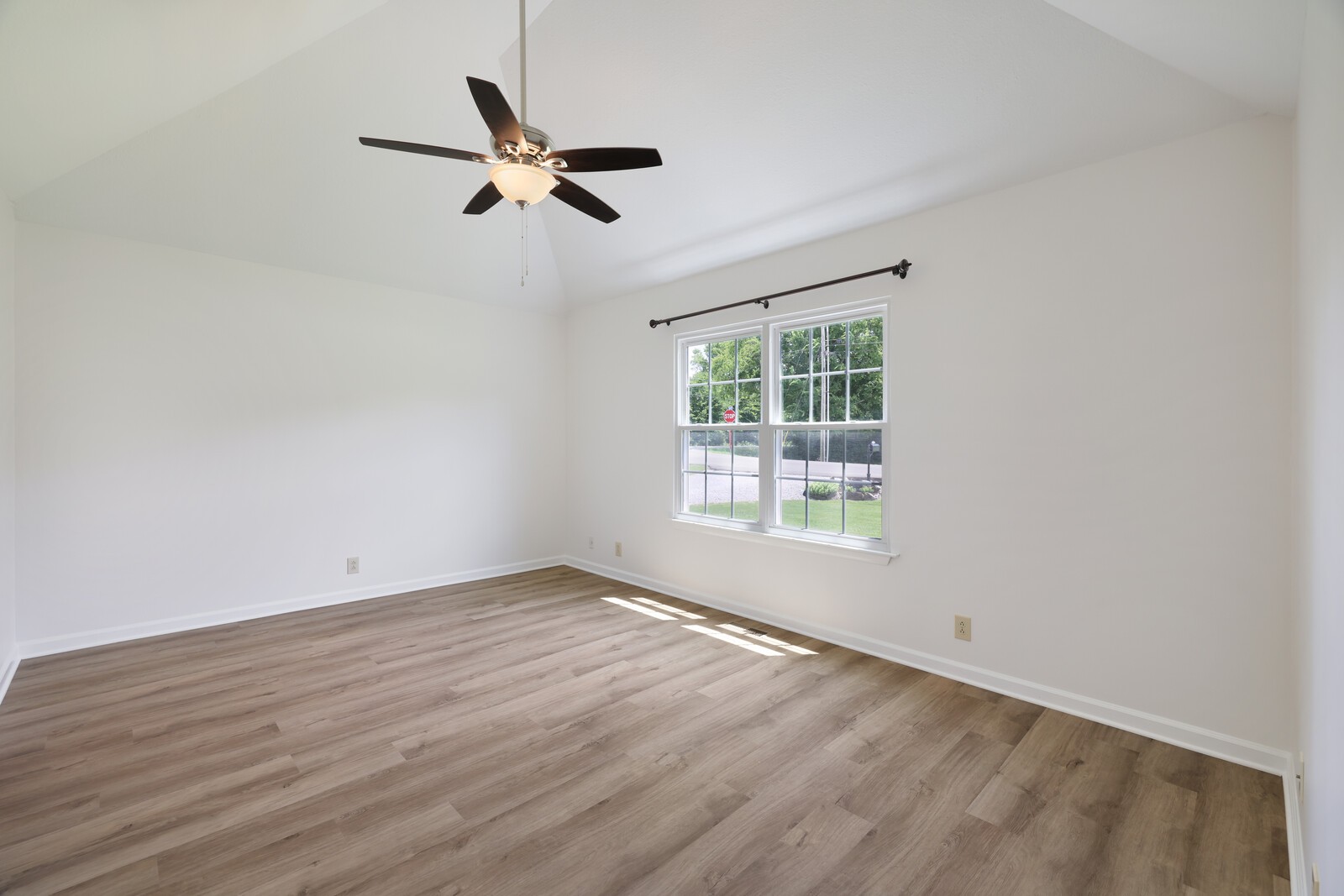 1049 Everett Dr