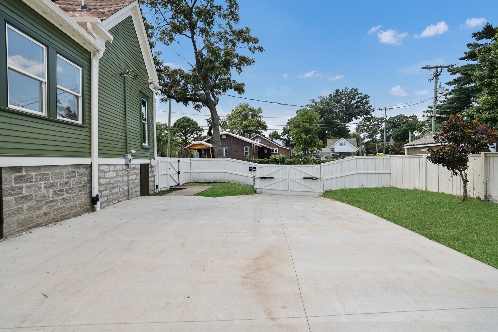 854 Bradford Ave