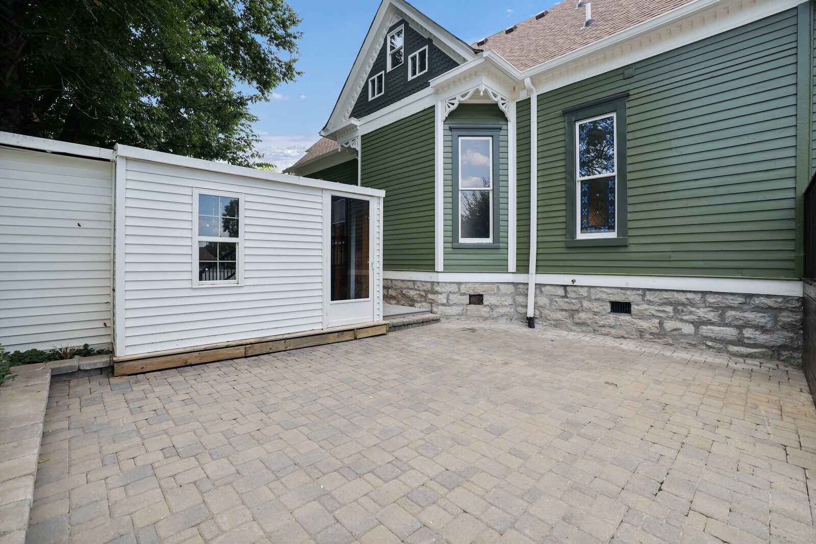 854 Bradford Ave