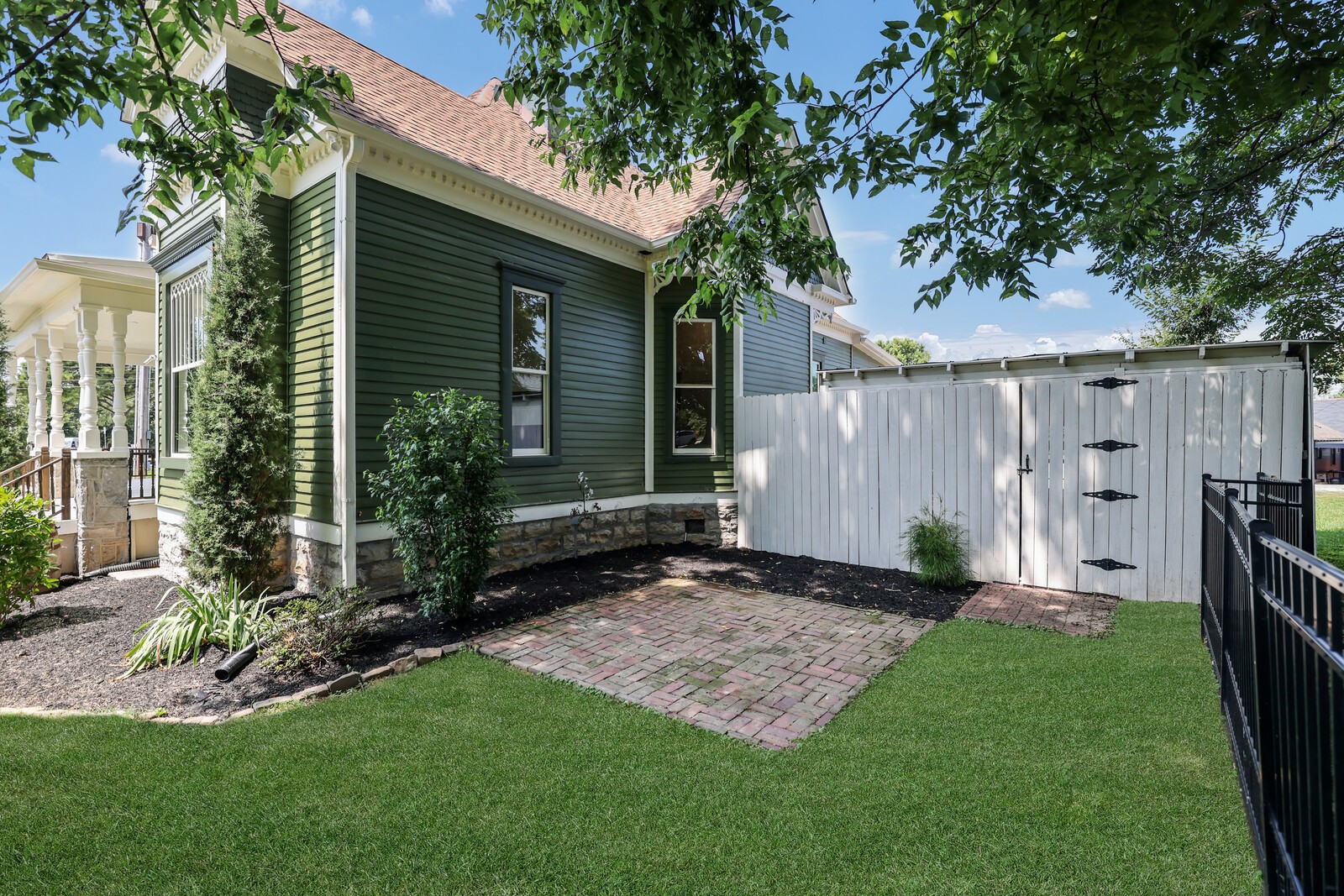 854 Bradford Ave