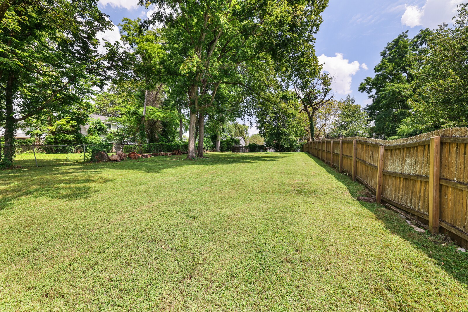 2412 Vaulx Ln