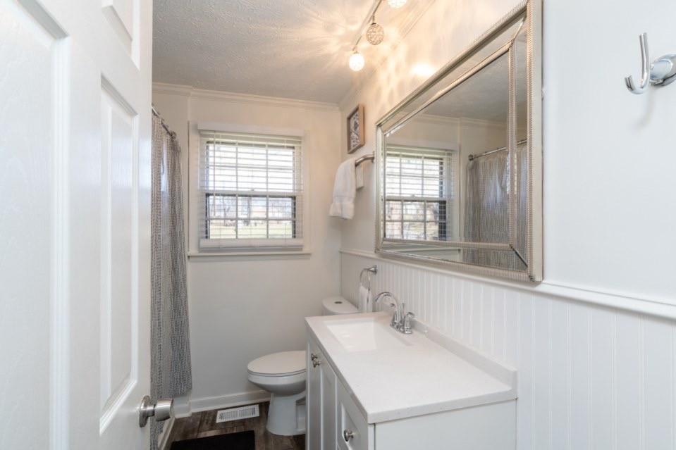 2412 Vaulx Ln