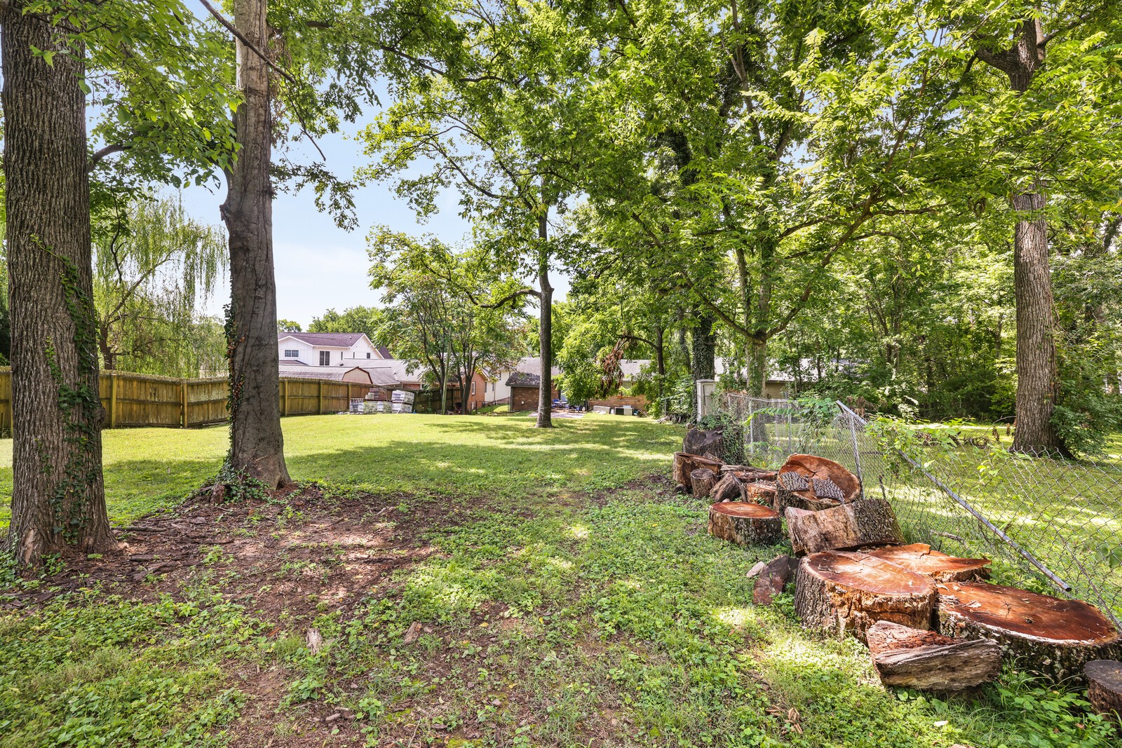 2412 Vaulx Ln