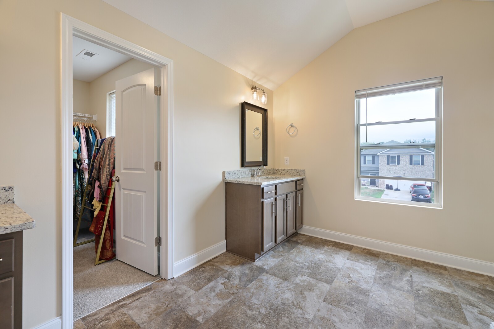 2208 Viking Ct