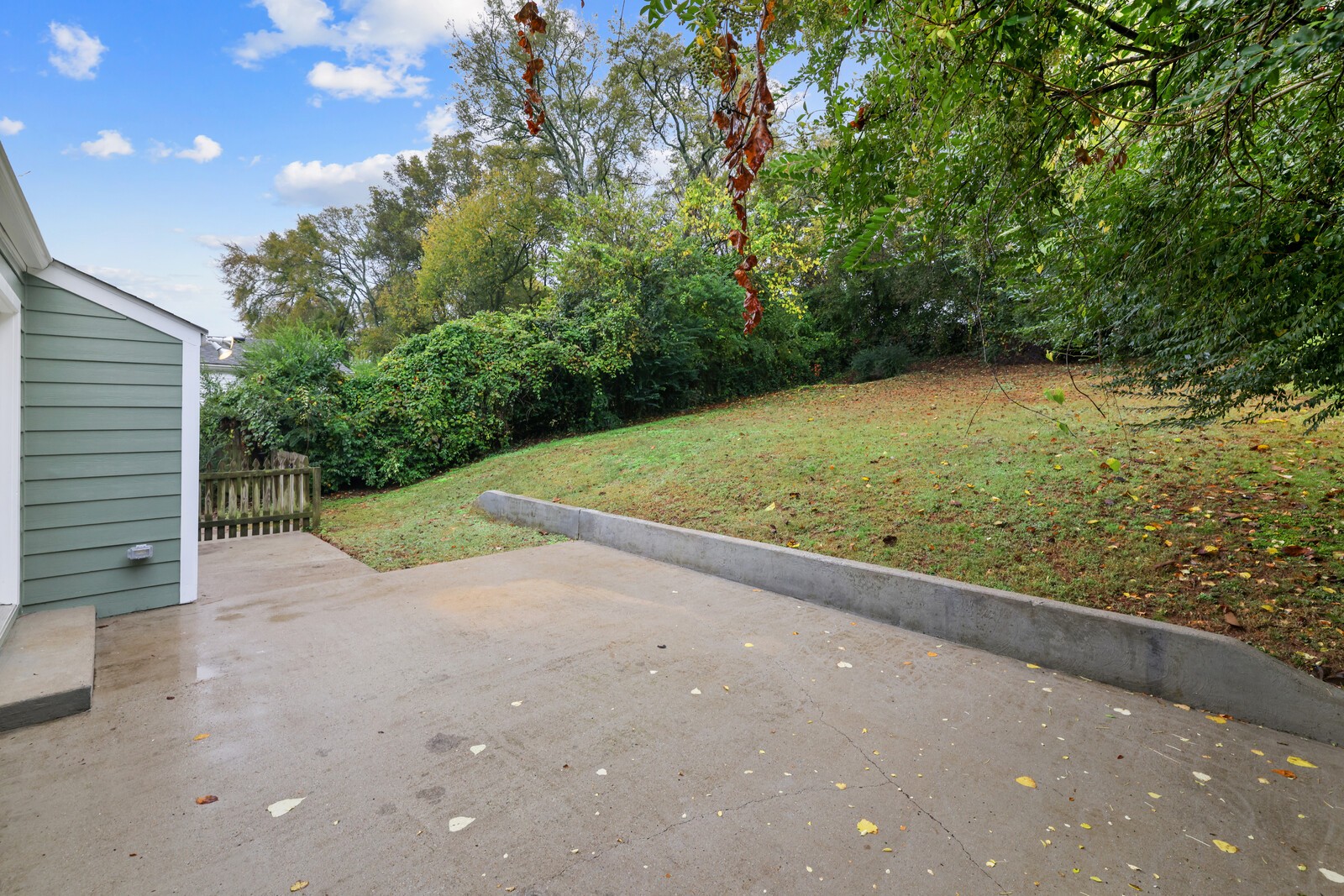 5637 Meadowcrest Ln