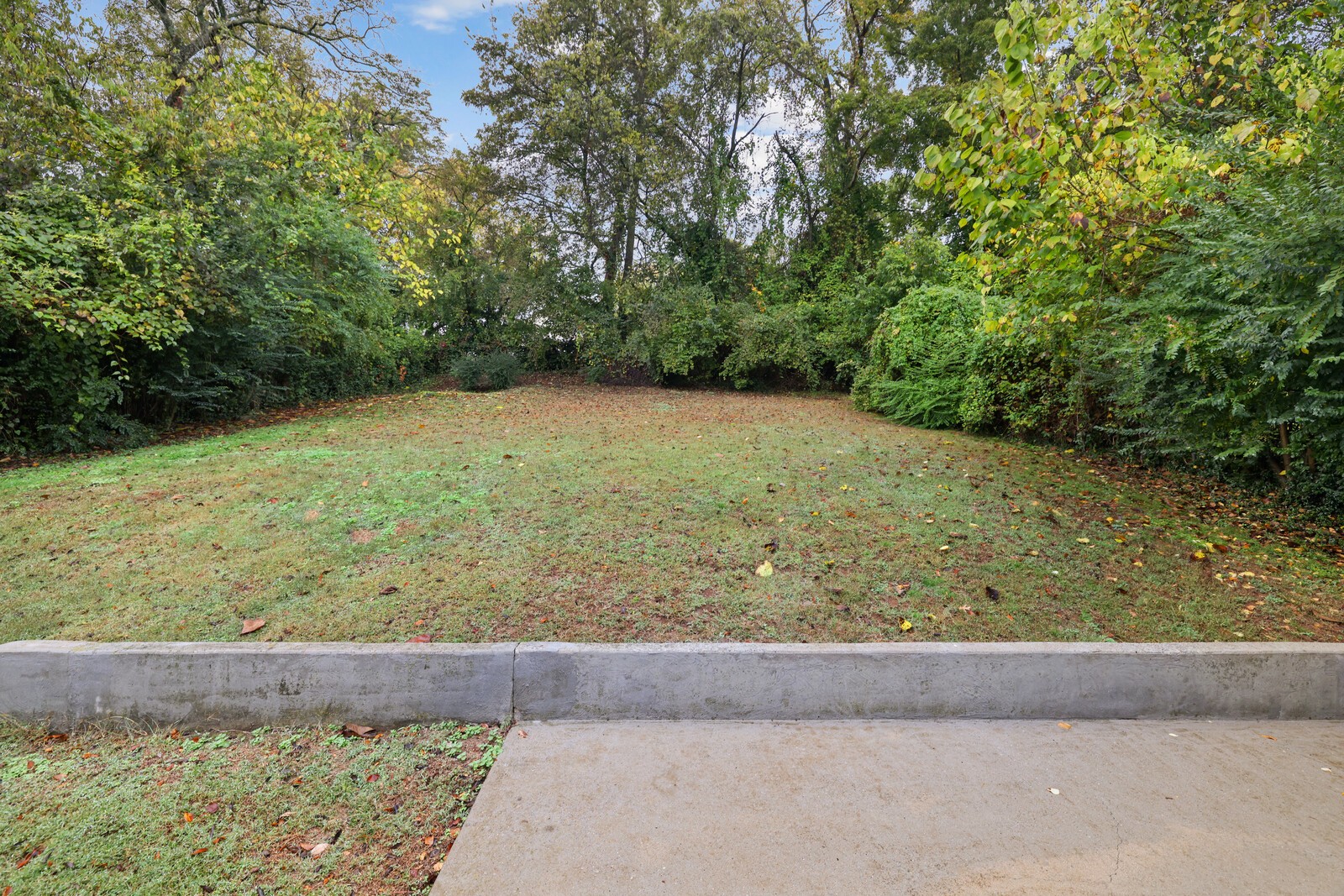 5637 Meadowcrest Ln