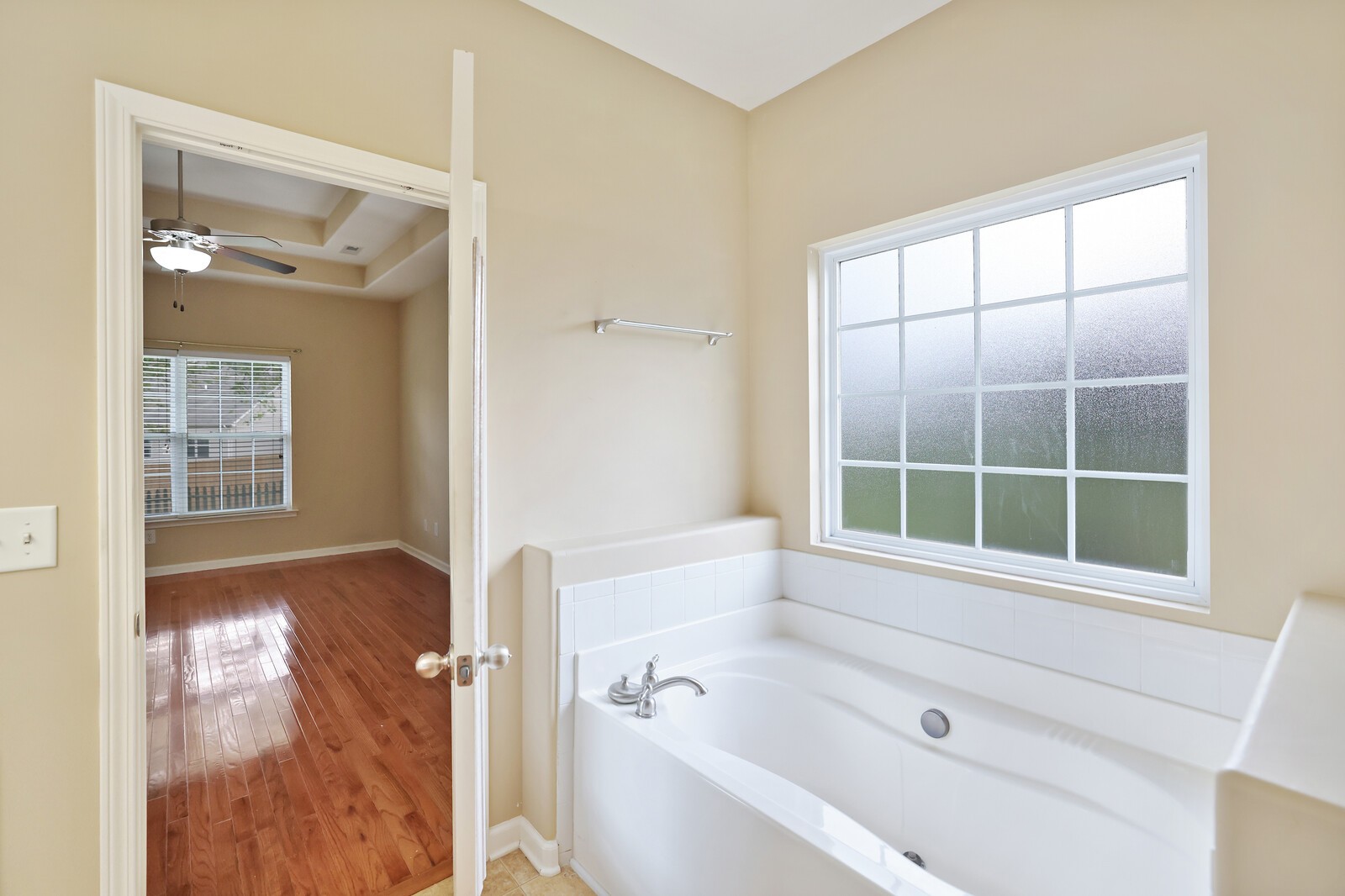6017 Warner Ct